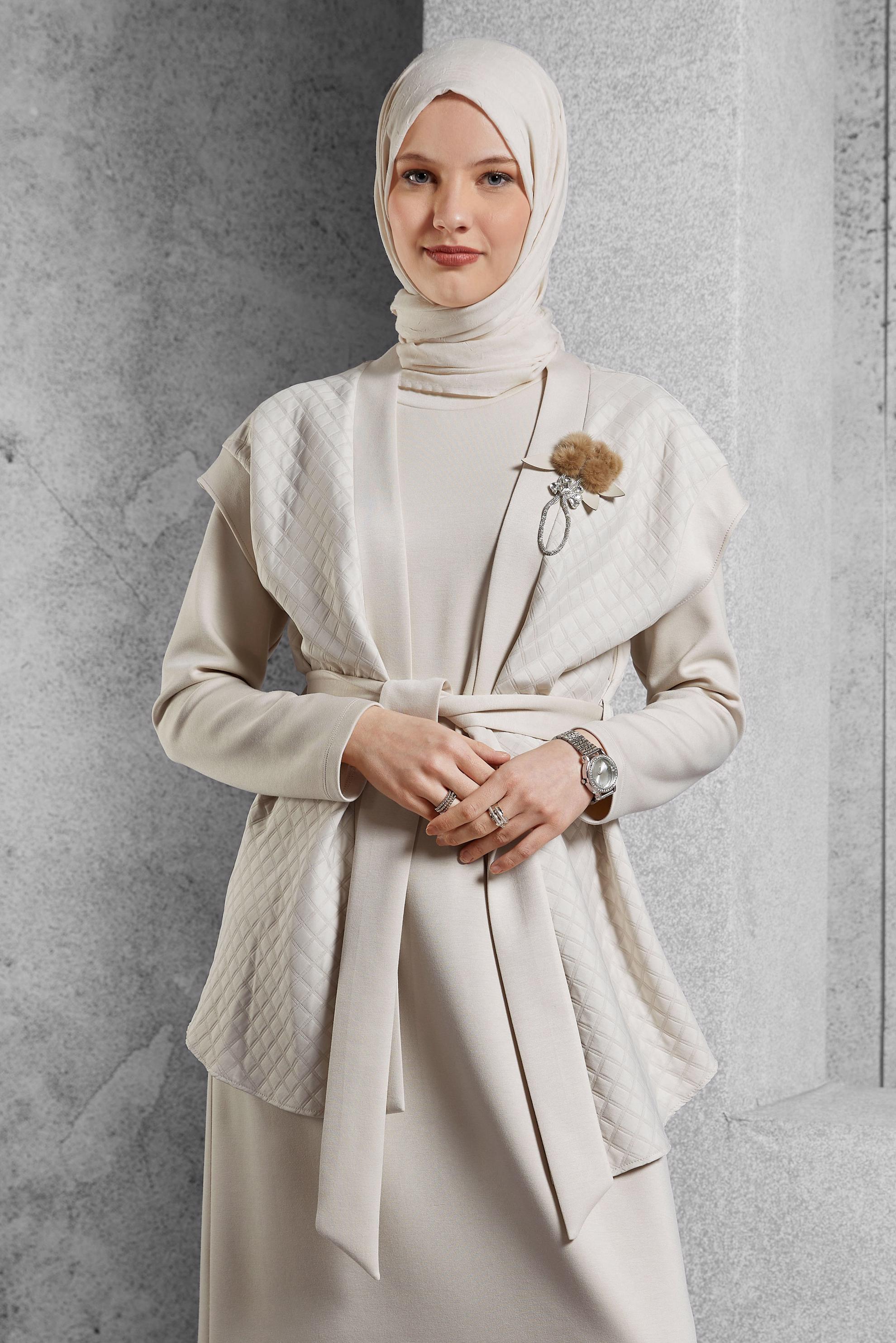 Tesettür giyim BEJ KUŞAKLI BROŞ DETAYLI ELBİSE 45237