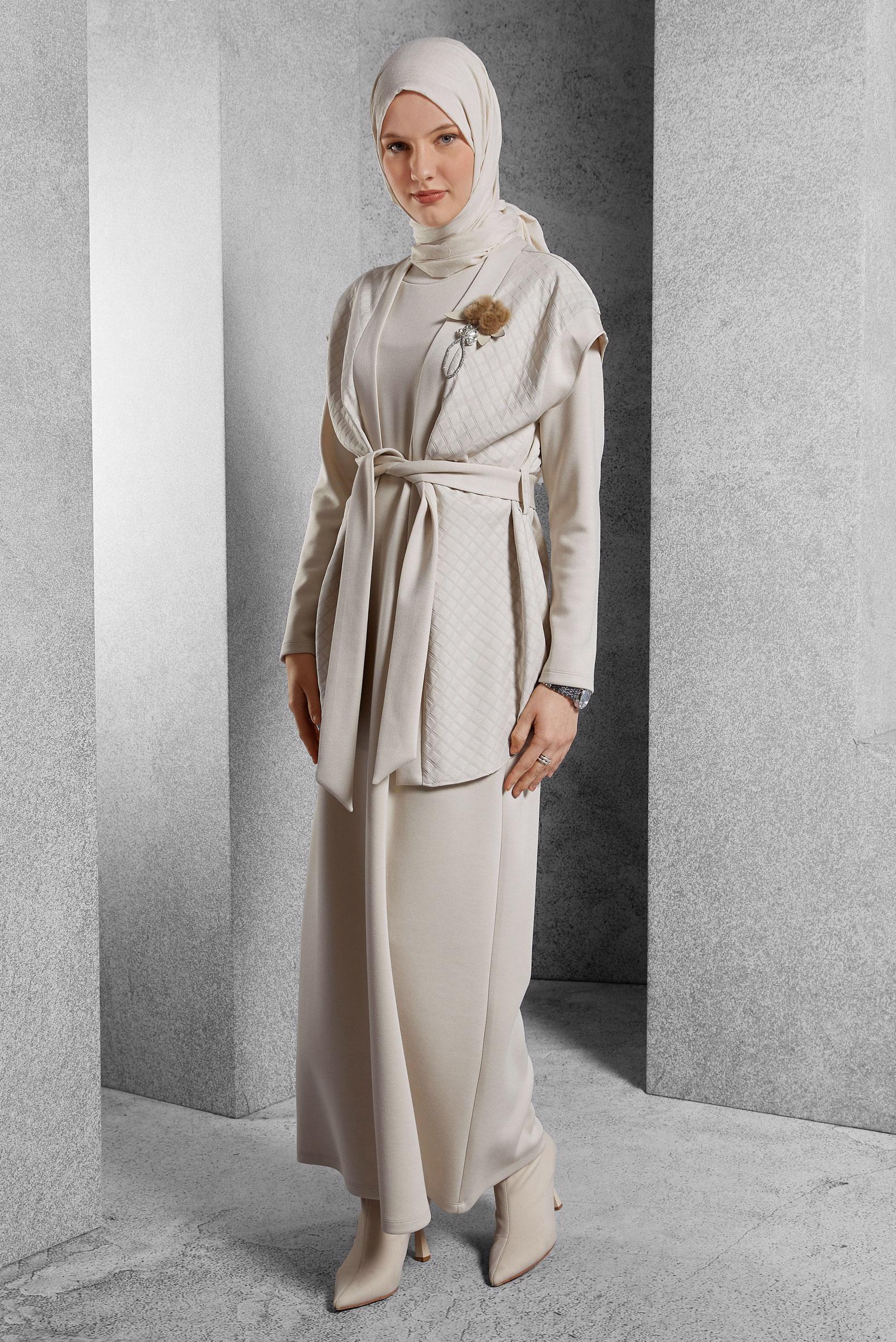 Tesettür giyim BEJ KUŞAKLI BROŞ DETAYLI ELBİSE 45237