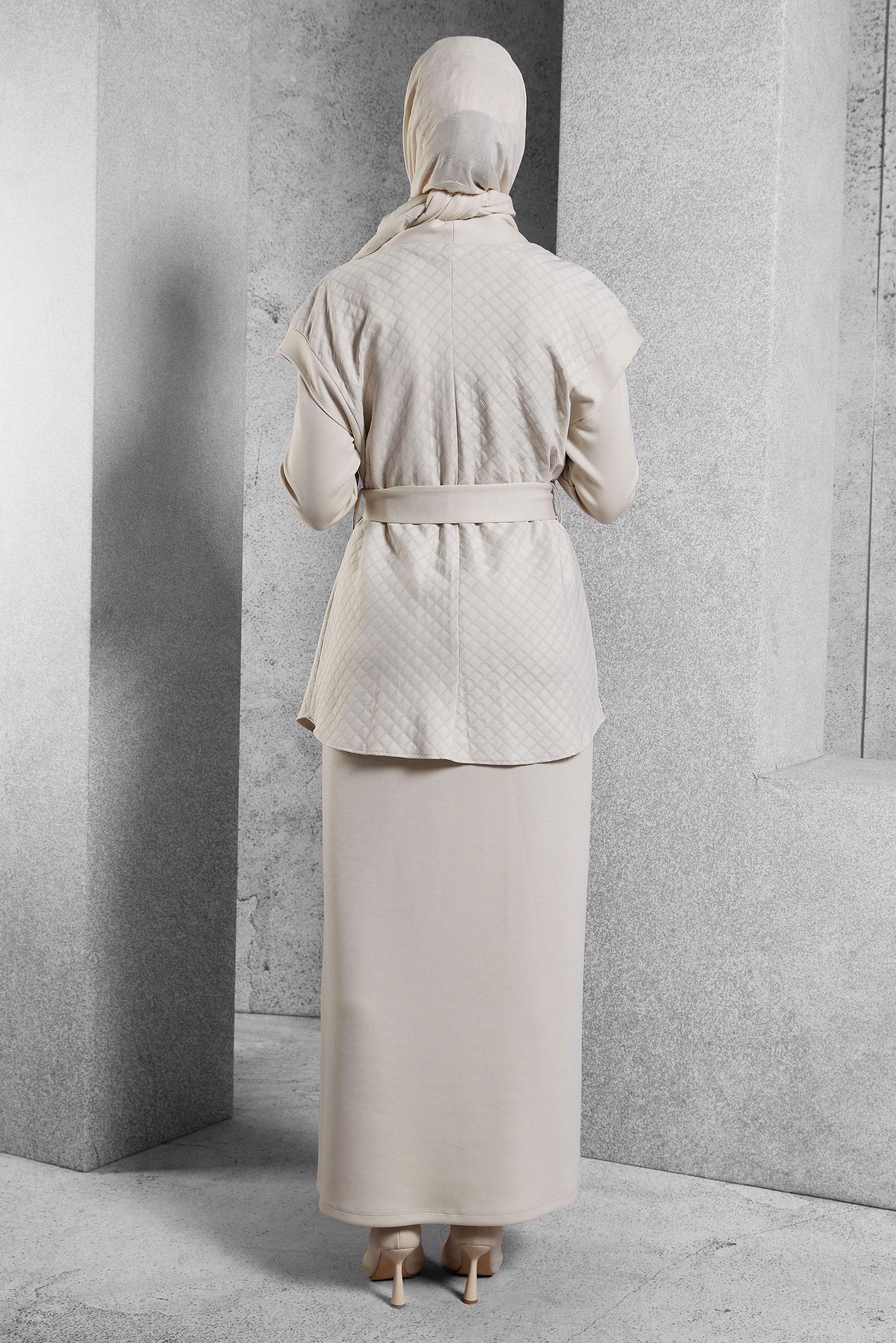 Tesettür giyim BEJ KUŞAKLI BROŞ DETAYLI ELBİSE 45237