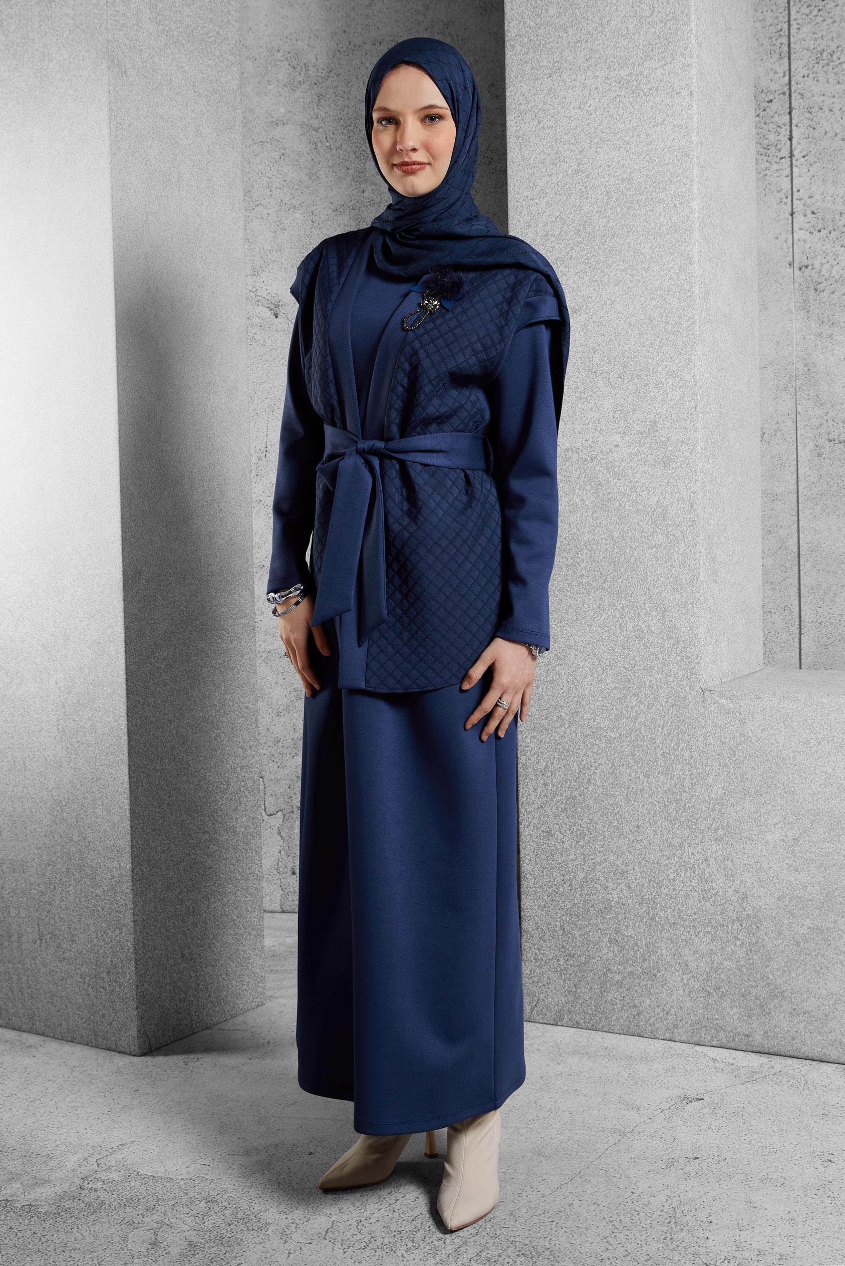 Tesettür giyim LACİVERT KUŞAKLI BROŞ DETAYLI ELBİSE 45237