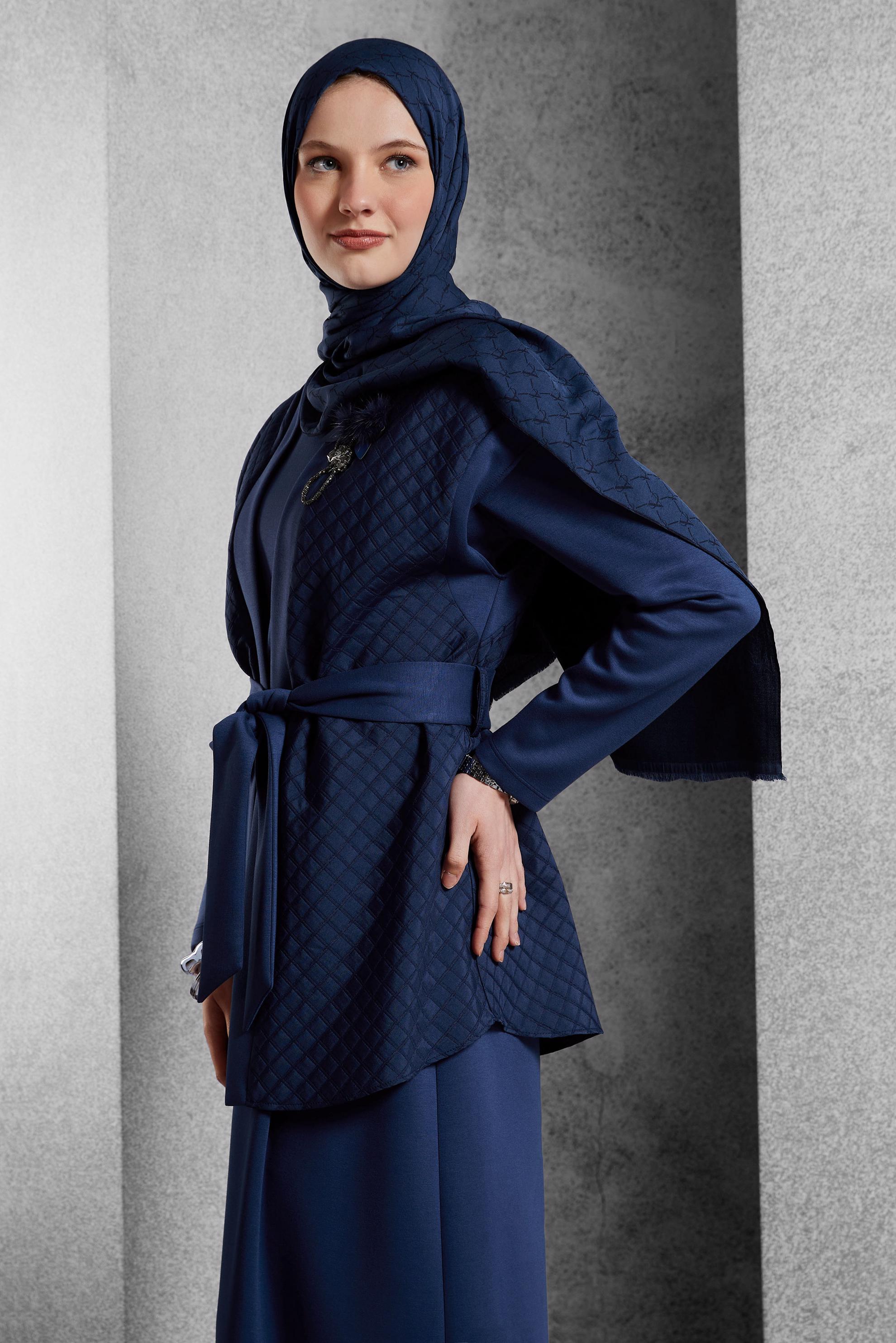 Tesettür giyim LACİVERT KUŞAKLI BROŞ DETAYLI ELBİSE 45237