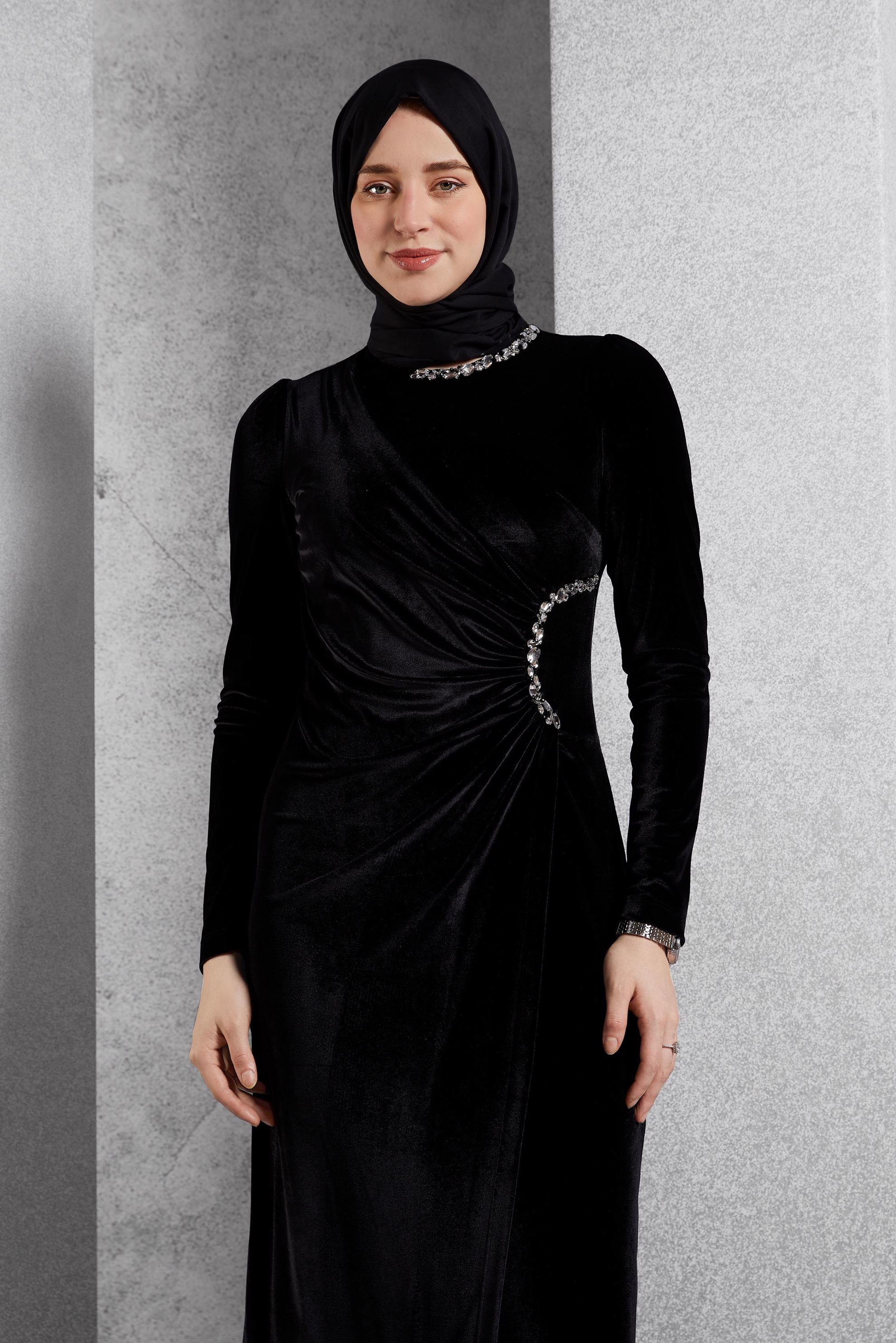 Vêtements hijab NOIR ROBE BRODÉE DE PIERRES PRÉCIEUSES 45260