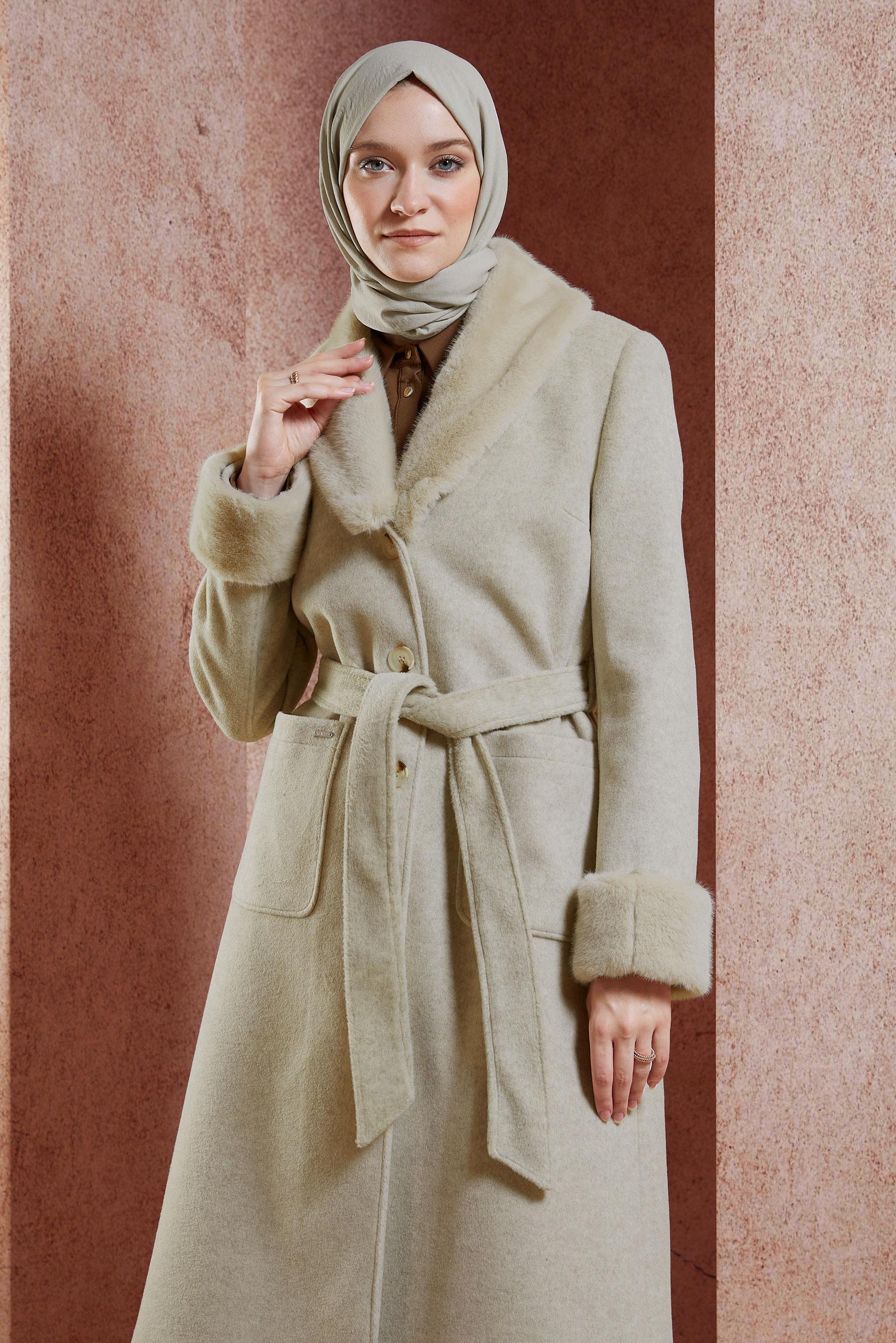 Tesettür giyim BEJ KÜRK DETAYLI KUŞAKLI KABAN 90501