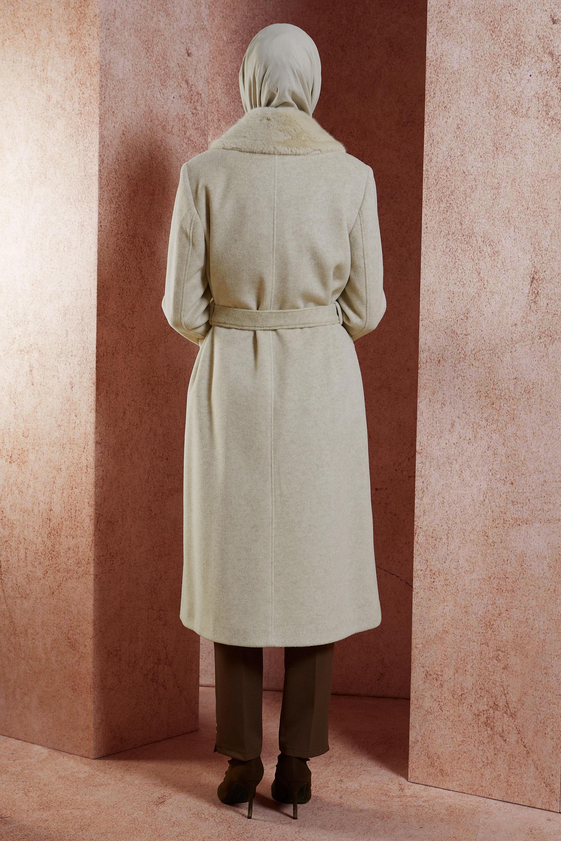 Tesettür giyim BEJ KÜRK DETAYLI KUŞAKLI KABAN 90501