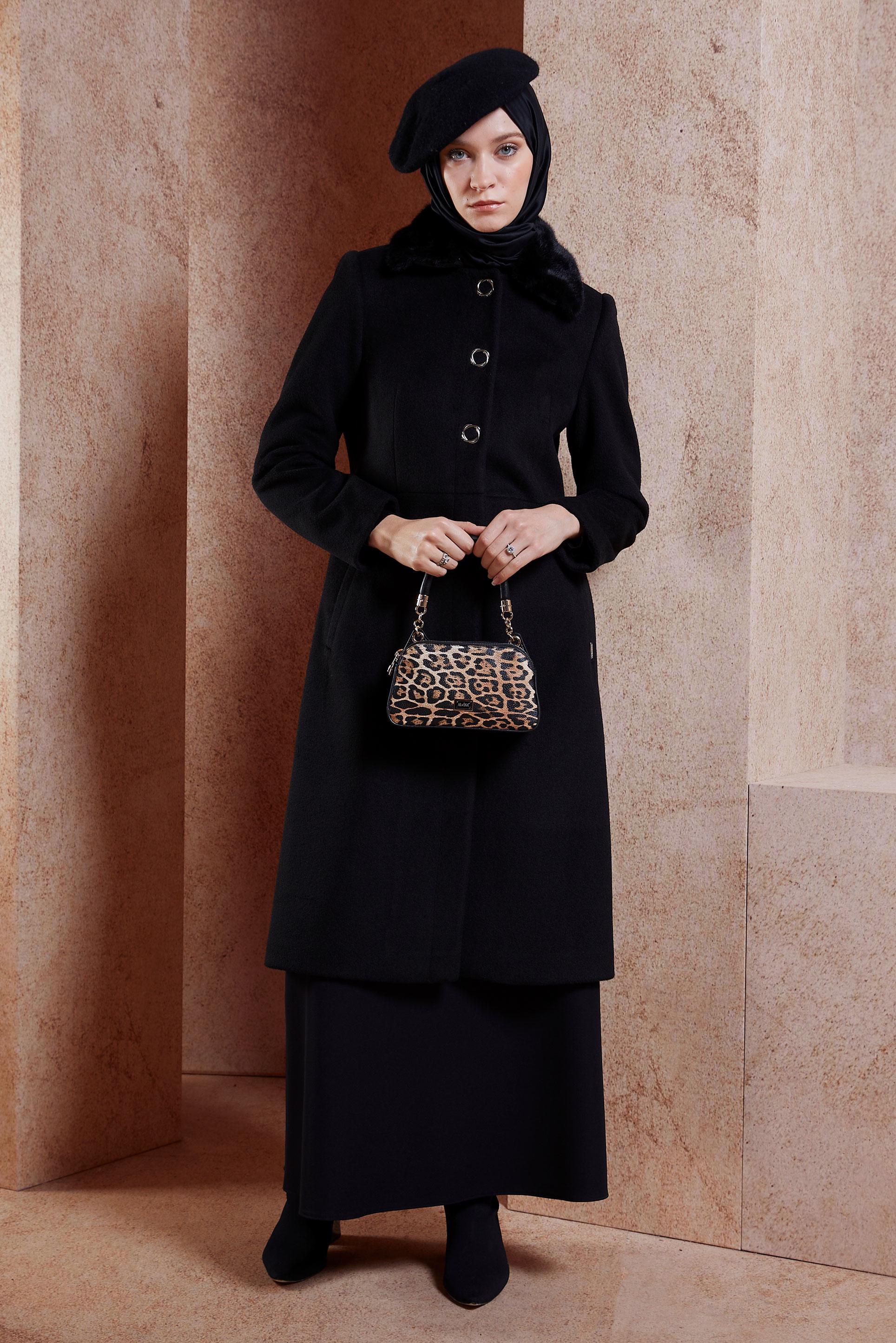 Tesettür giyim SİYAH YAKASI KÜRK DETAYLI KABAN 90503