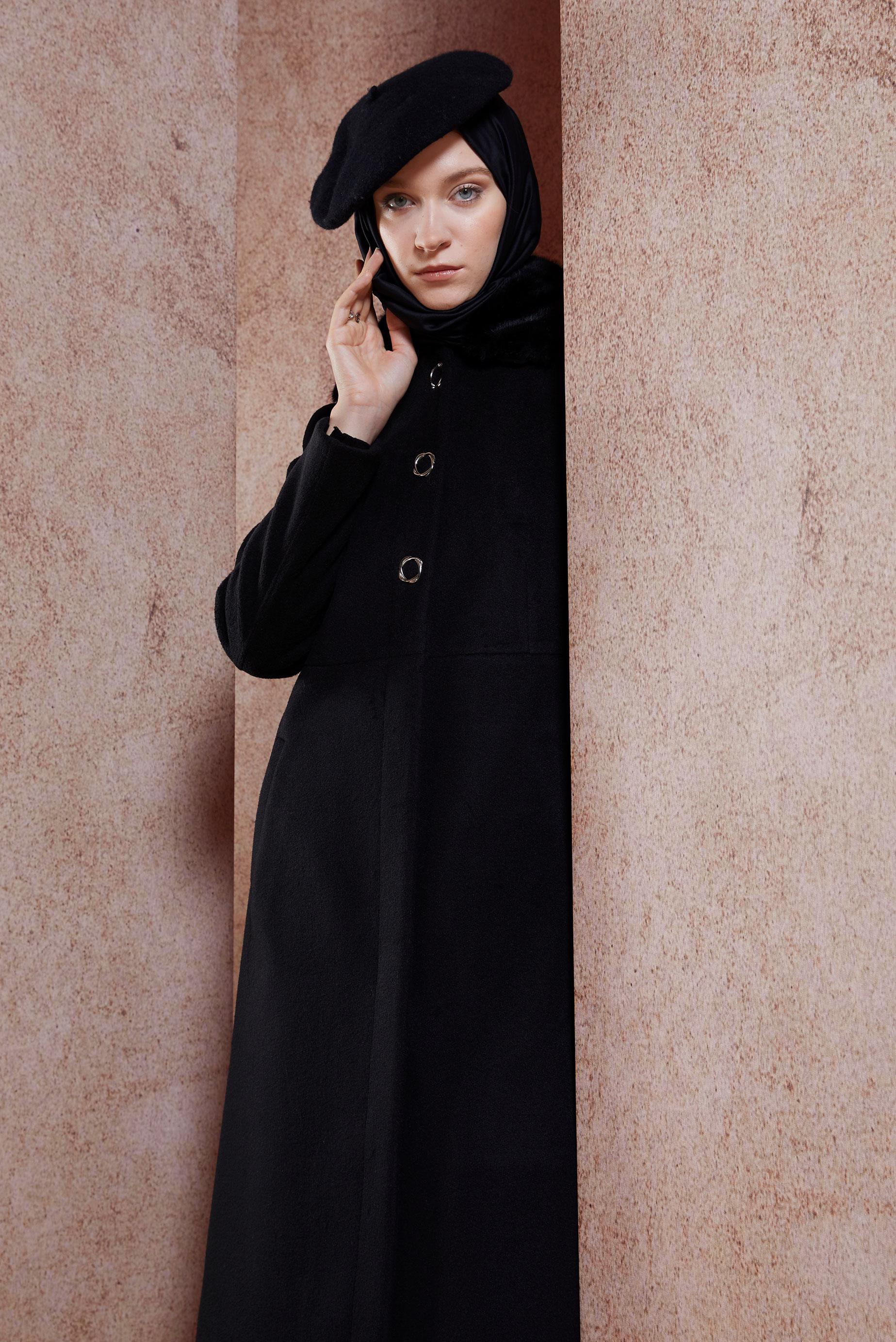 Tesettür giyim SİYAH YAKASI KÜRK DETAYLI KABAN 90503