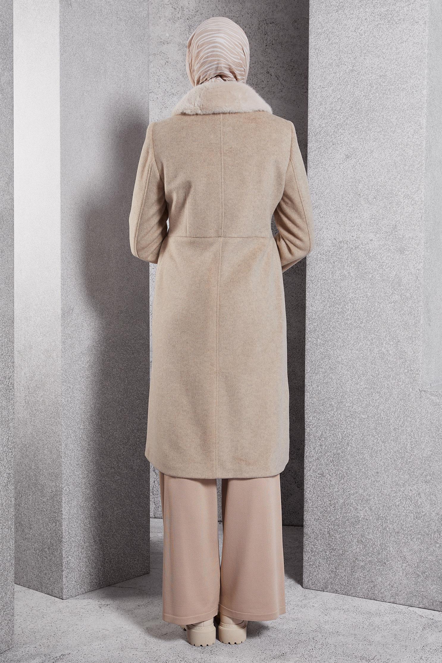 Tesettür giyim BEJ YAKASI KÜRK DETAYLI KABAN 90503