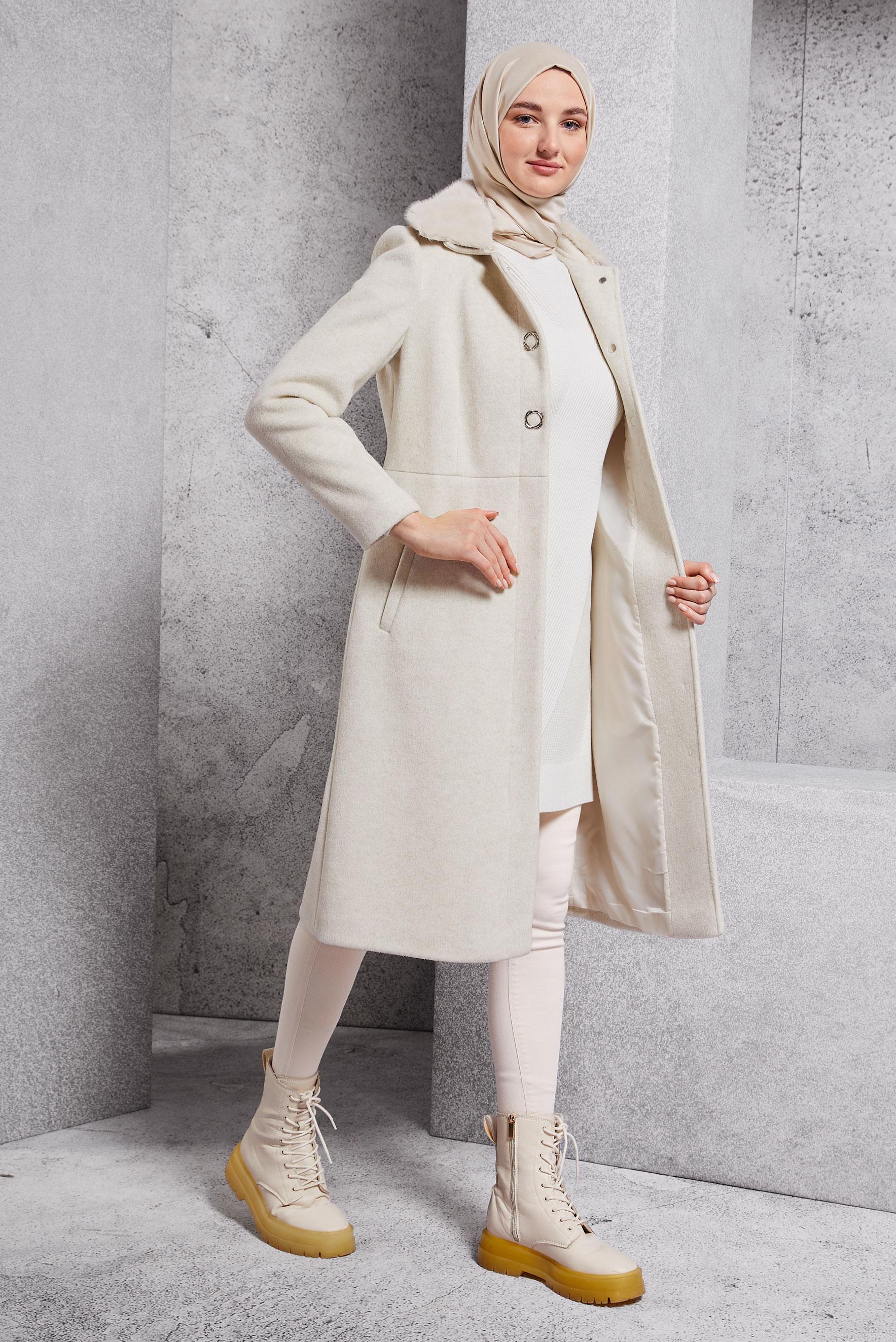 Tesettür giyim EKRU YAKASI KÜRK DETAYLI KABAN 90503