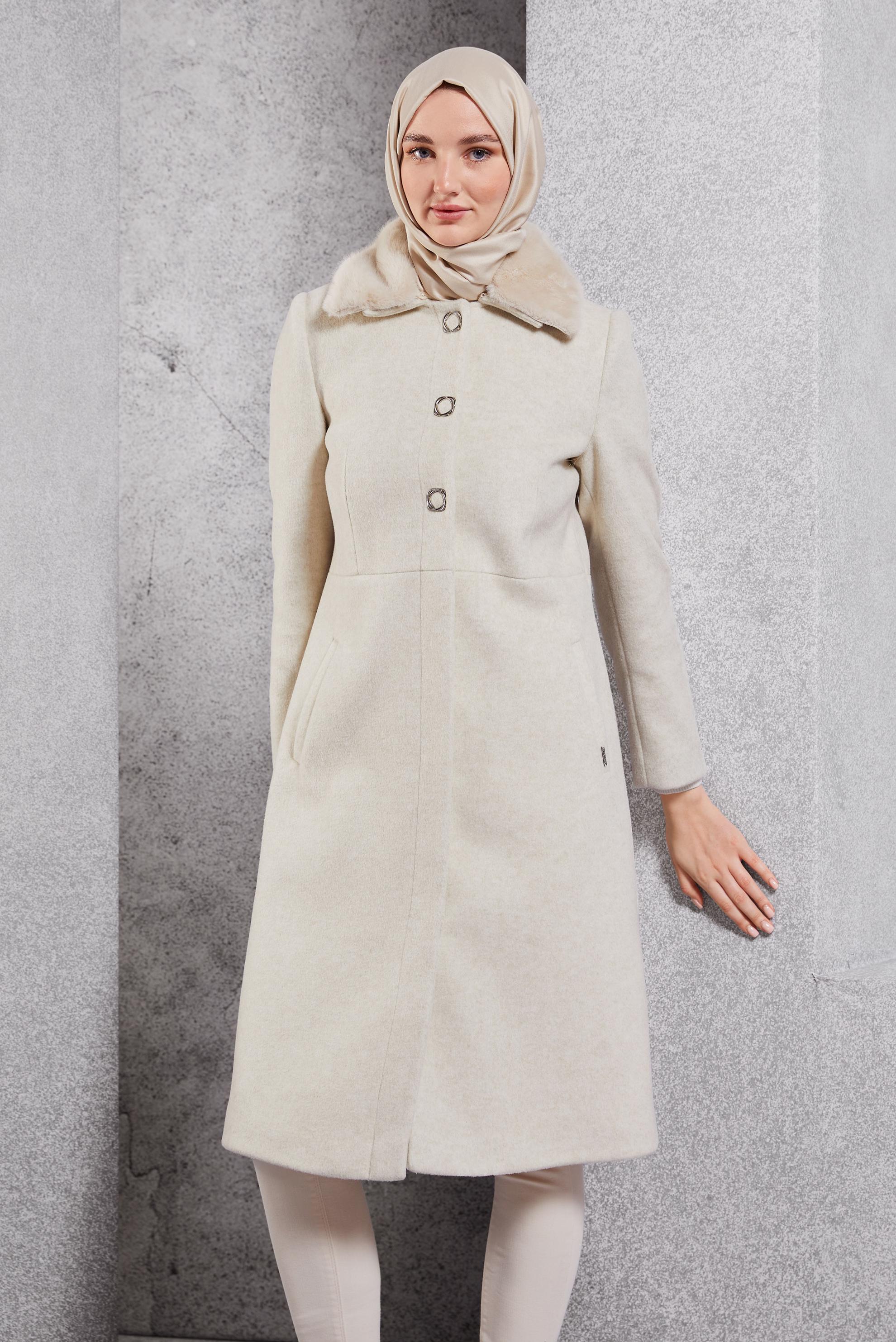 Tesettür giyim EKRU YAKASI KÜRK DETAYLI KABAN 90503