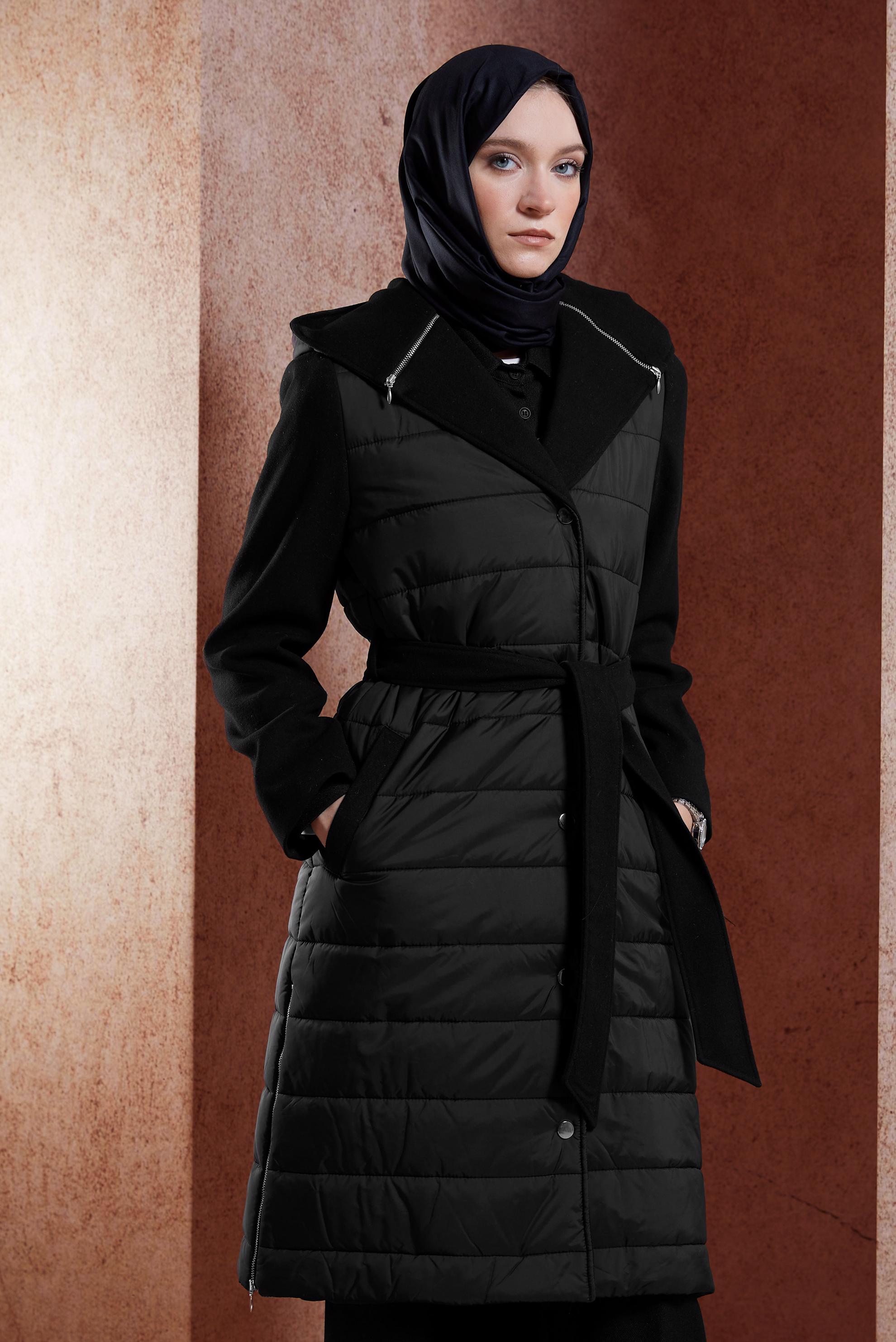 Tesettür giyim SİYAH KUŞAKLI KAPÜŞONLU KABAN 90509