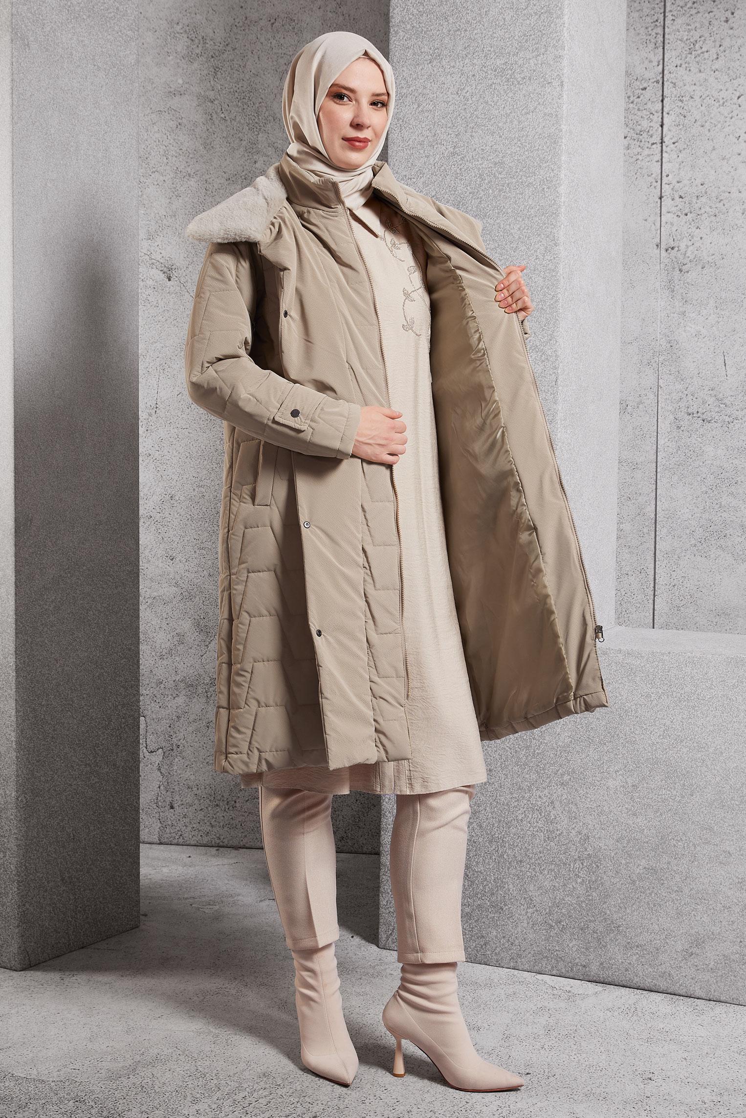 Tesettür giyim BEJ SUNİ KÜRK DETAYLI KABAN 90531