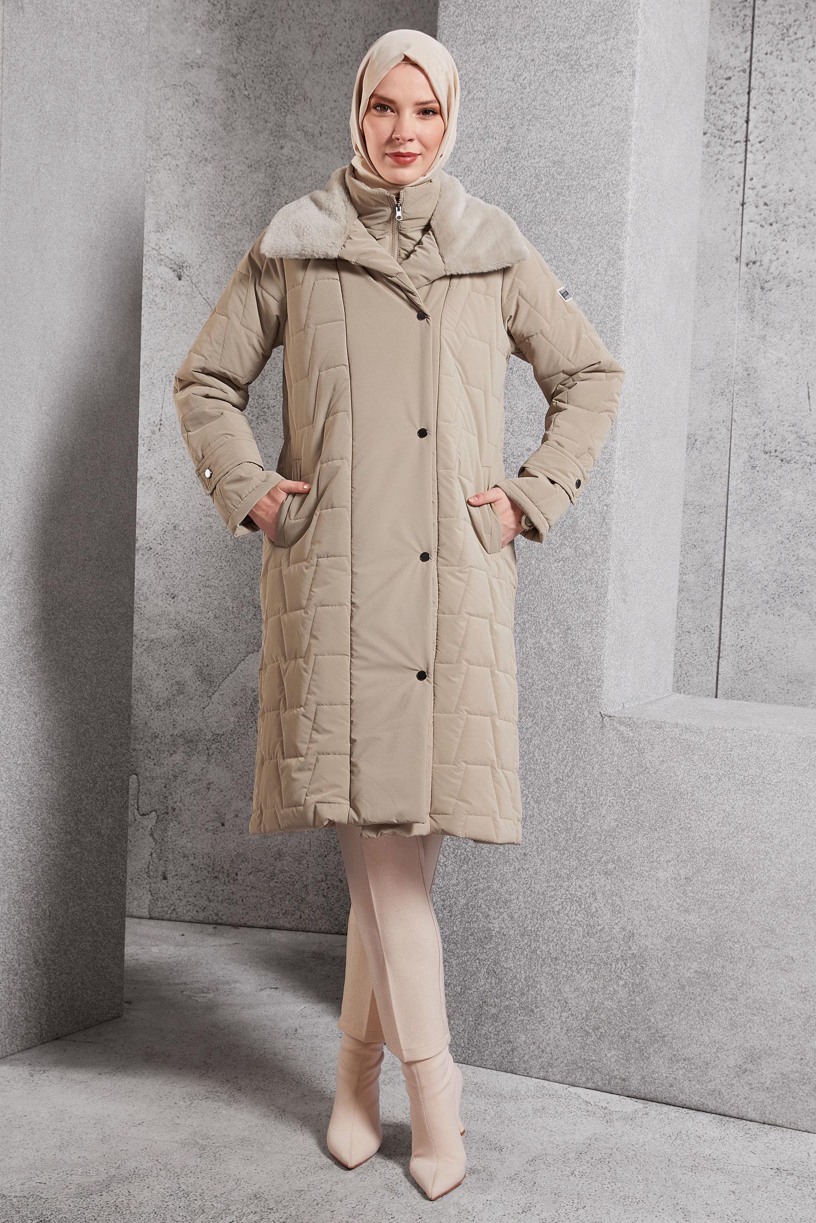 Tesettür giyim BEJ SUNİ KÜRK DETAYLI KABAN 90531