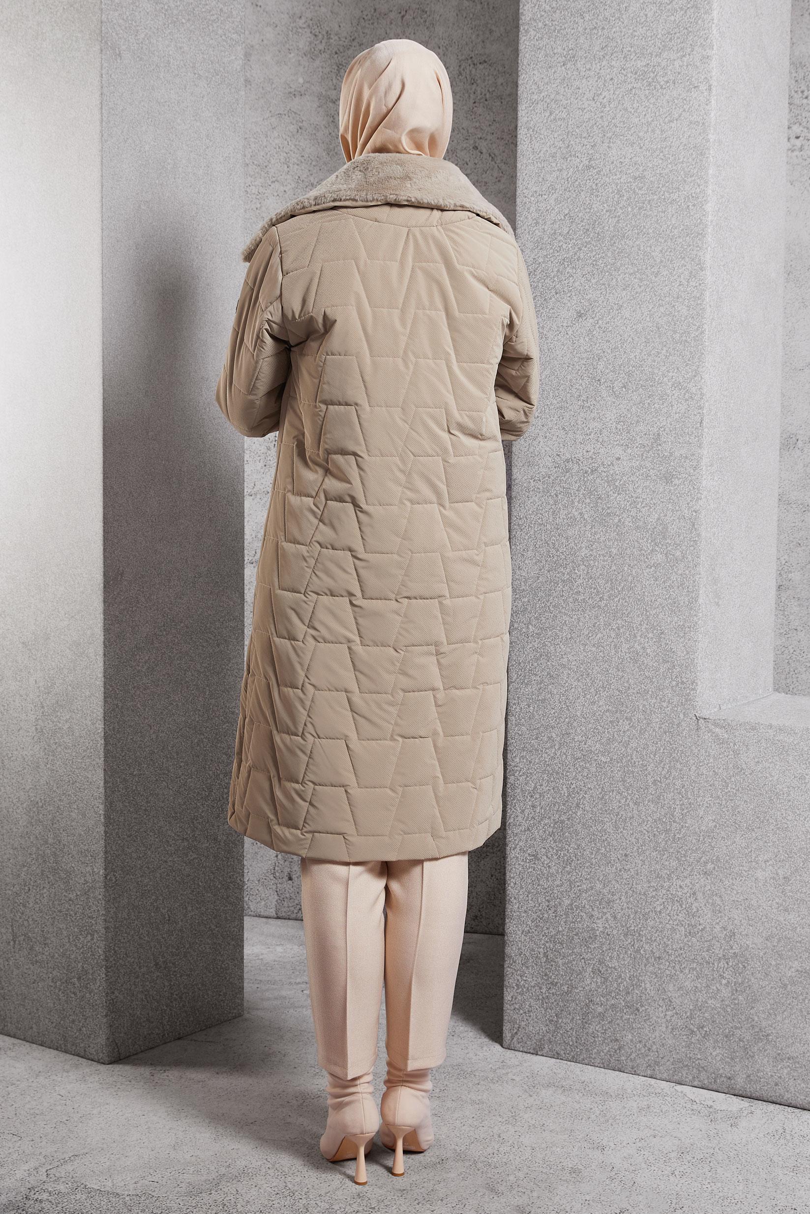 Tesettür giyim BEJ SUNİ KÜRK DETAYLI KABAN 90531