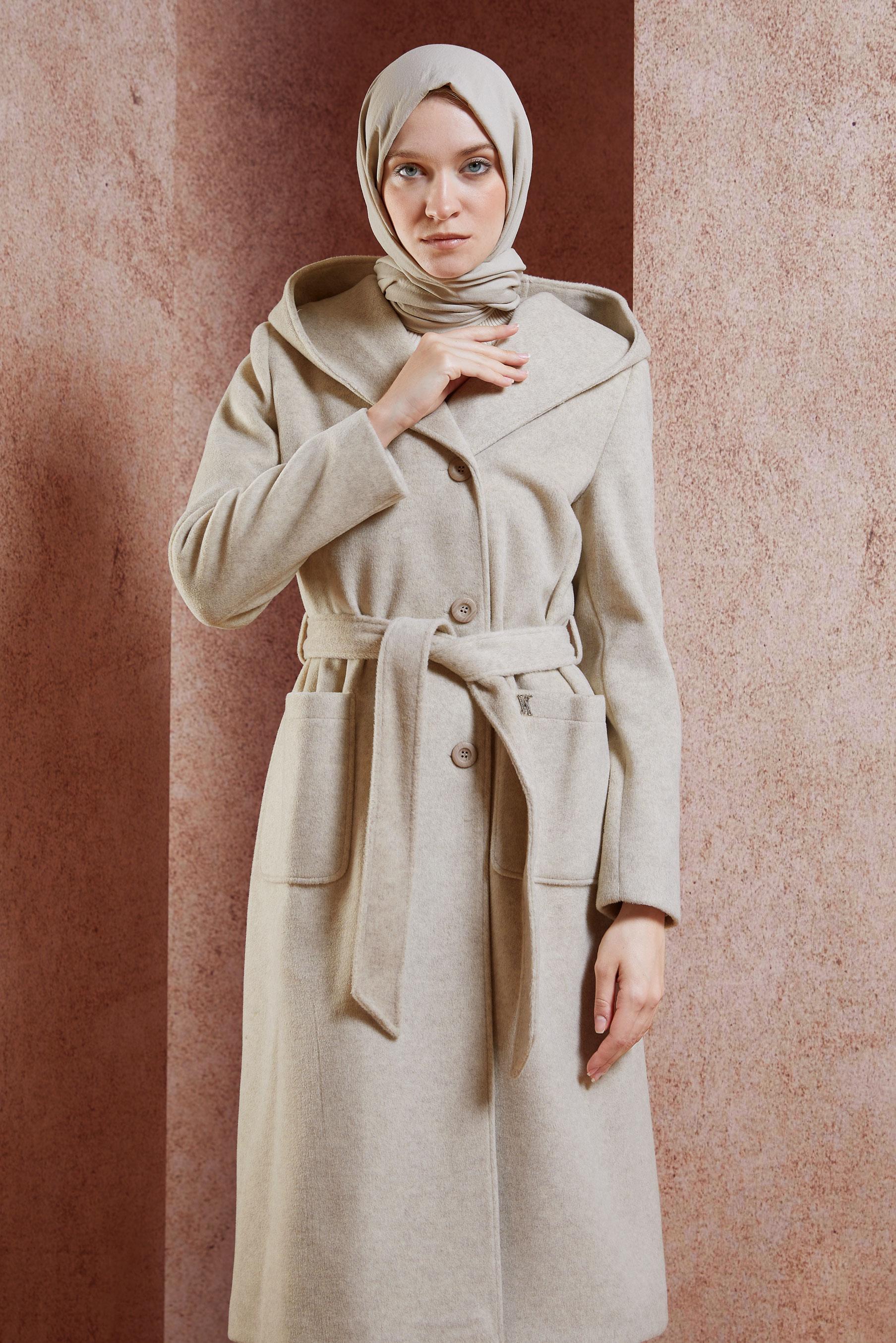 Tesettür giyim BEJ KUŞAKLI KAPÜŞONLU KABAN 90537
