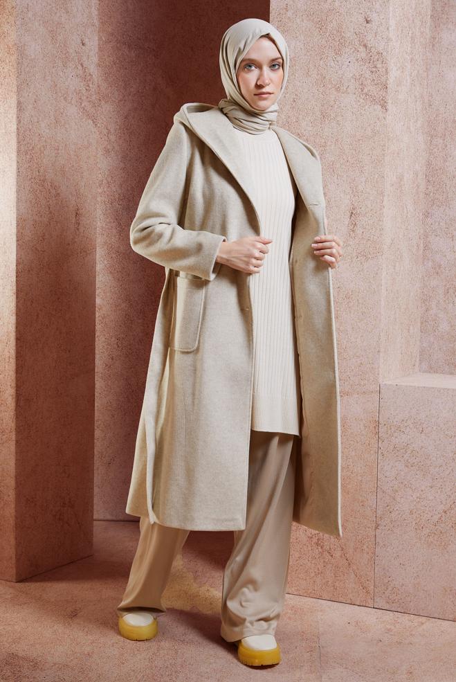 Tesettür giyim BEJ KUŞAKLI KAPÜŞONLU KABAN 90537 - ALVİNA