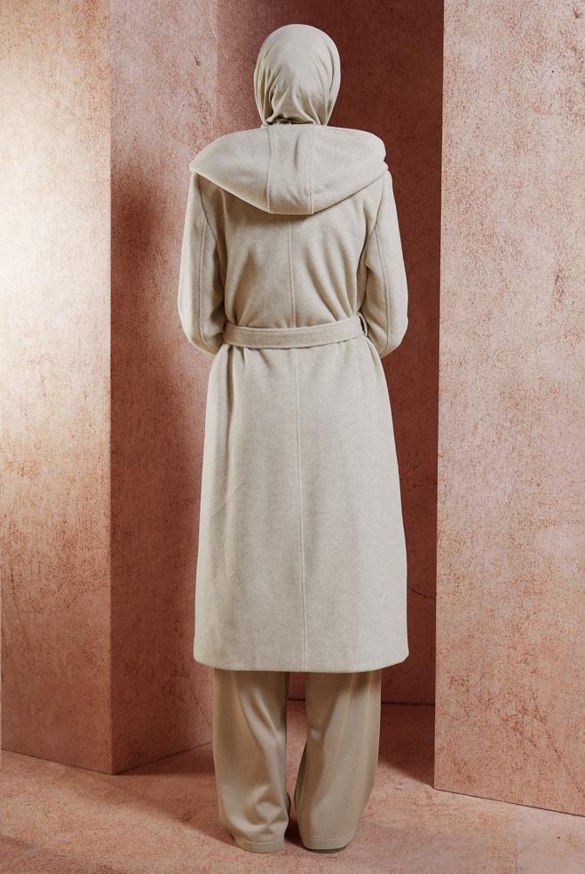 Tesettür giyim BEJ KUŞAKLI KAPÜŞONLU KABAN 90537 - ALVİNA