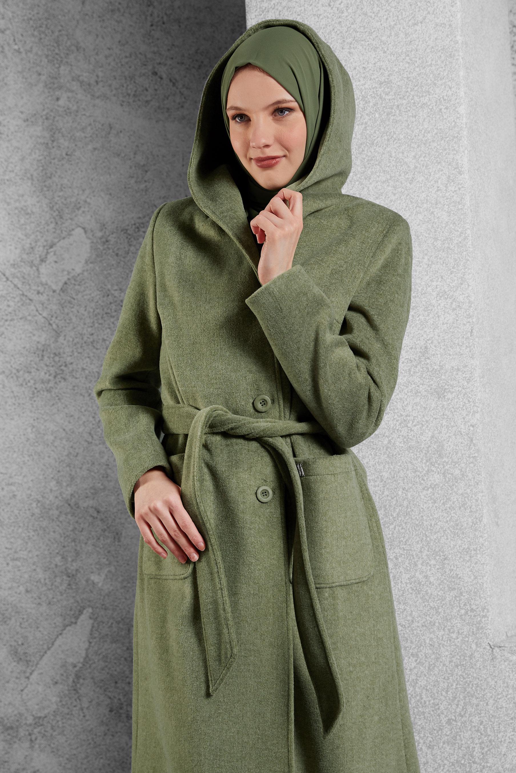 Vêtements hijab VERT MANTEAU À CAPUCHE ET CEINTURE 90537