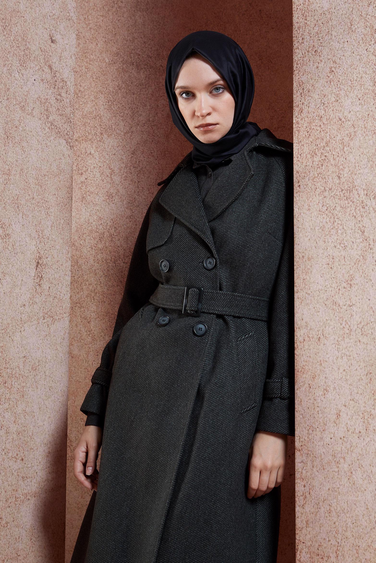 Tesettür giyim SİYAH KEMERLİ KAŞE KABAN 90539