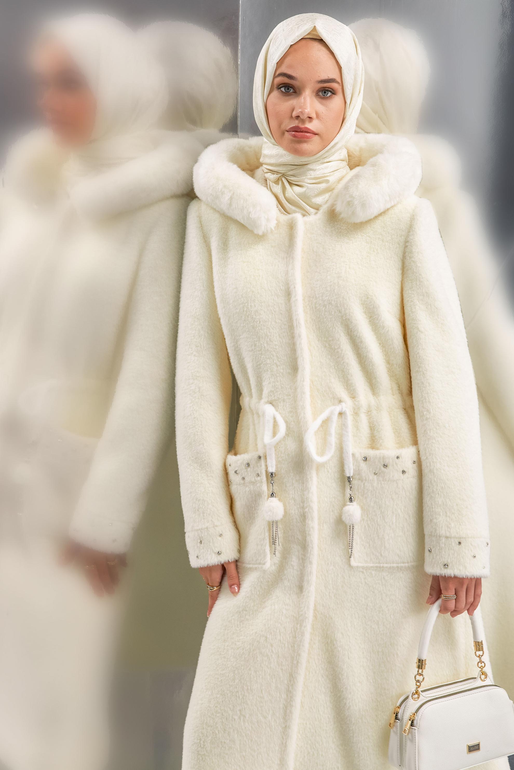 Vêtements hijab BLANC MANTEAU À DÉTAILS DE FOURRURE 90549