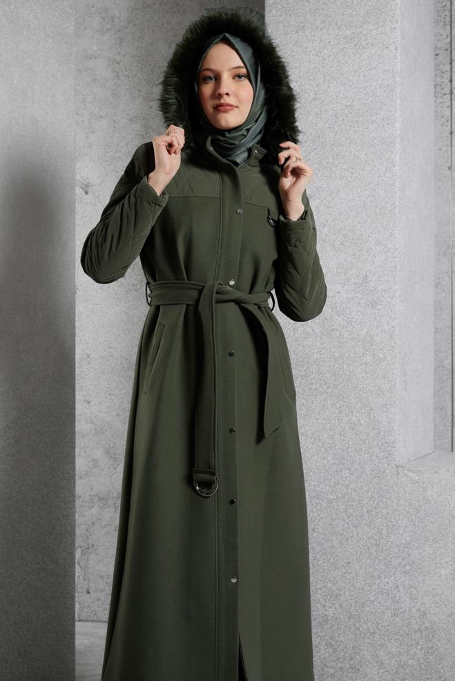 Tesettür giyim HAKİ KAPÜŞONU KÜRKLÜ MANTO 90571 - ALVİNA