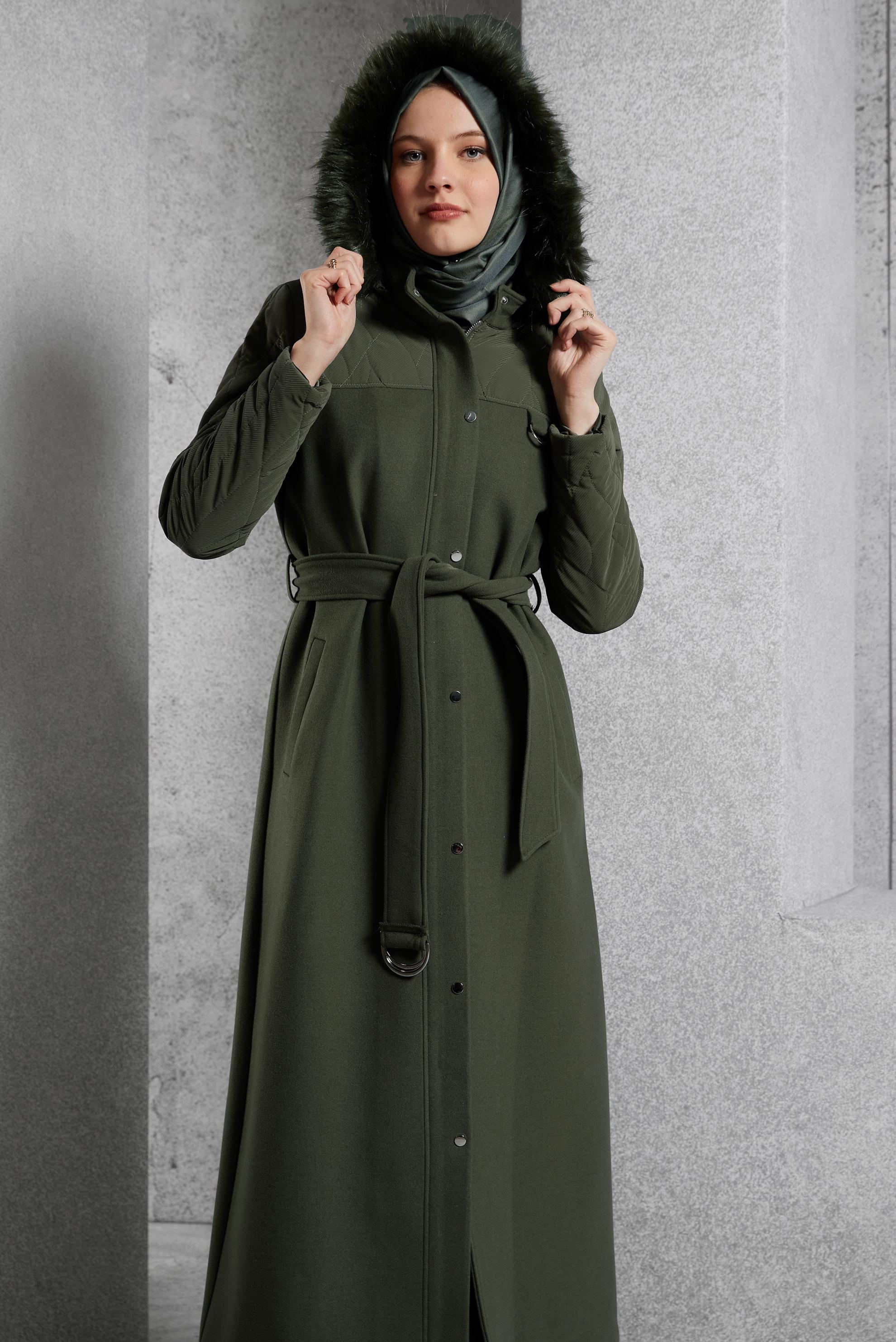 Tesettür giyim HAKİ KAPÜŞONU KÜRKLÜ MANTO 90571