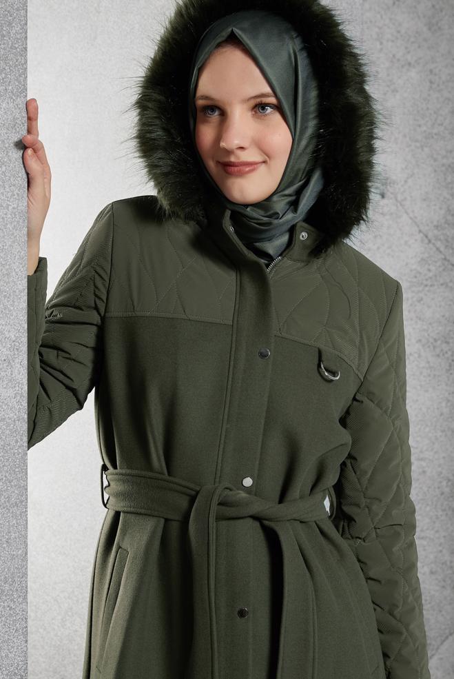 Tesettür giyim HAKİ KAPÜŞONU KÜRKLÜ MANTO 90571 - ALVİNA