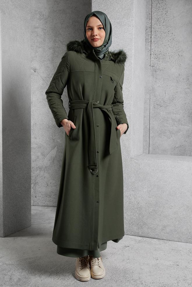 Tesettür giyim HAKİ KAPÜŞONU KÜRKLÜ MANTO 90571 - ALVİNA