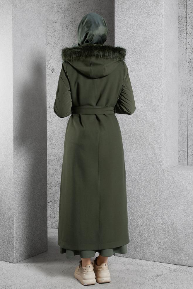 Tesettür giyim HAKİ KAPÜŞONU KÜRKLÜ MANTO 90571 - ALVİNA