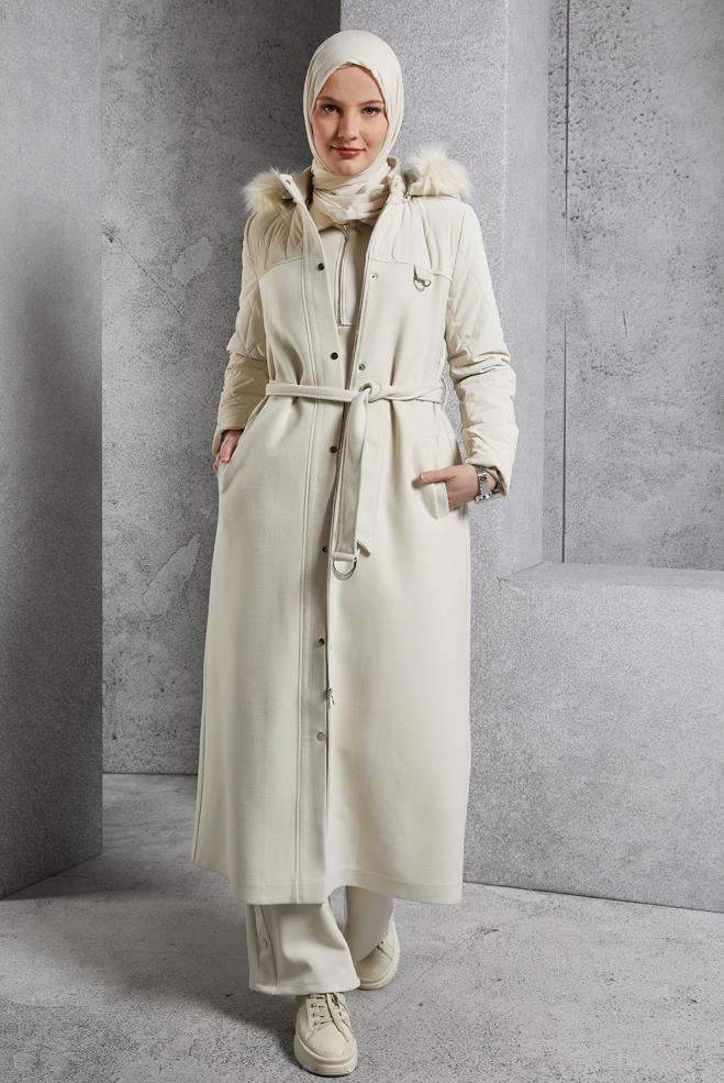 Tesettür giyim EKRU KAPÜŞONU KÜRKLÜ MANTO 90571 - ALVİNA