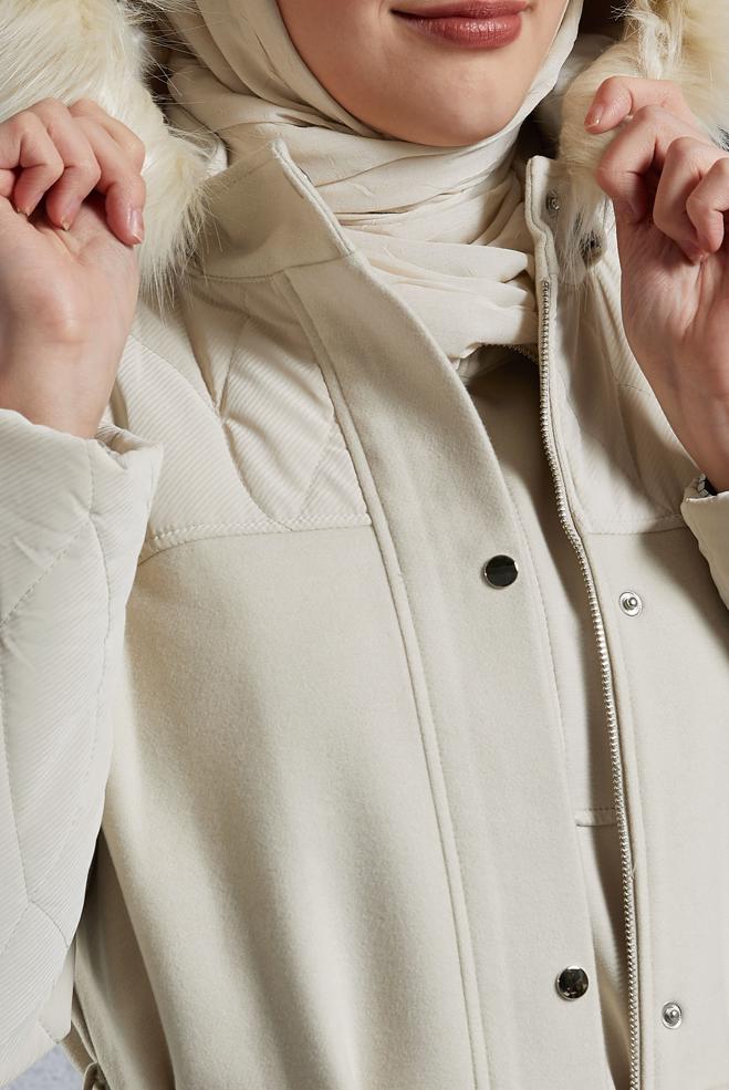 Tesettür giyim EKRU KAPÜŞONU KÜRKLÜ MANTO 90571 - ALVİNA