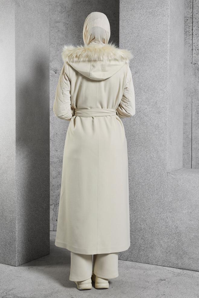 Tesettür giyim EKRU KAPÜŞONU KÜRKLÜ MANTO 90571 - ALVİNA