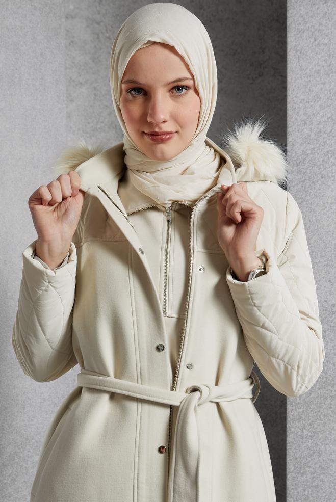 Tesettür giyim EKRU KAPÜŞONU KÜRKLÜ MANTO 90571 - ALVİNA