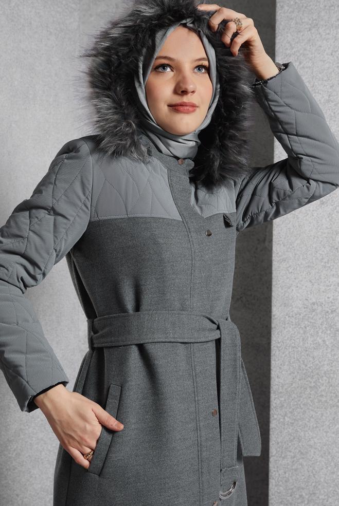 Tesettür giyim GRİ KAPÜŞONU KÜRKLÜ MANTO 90571 - ALVİNA