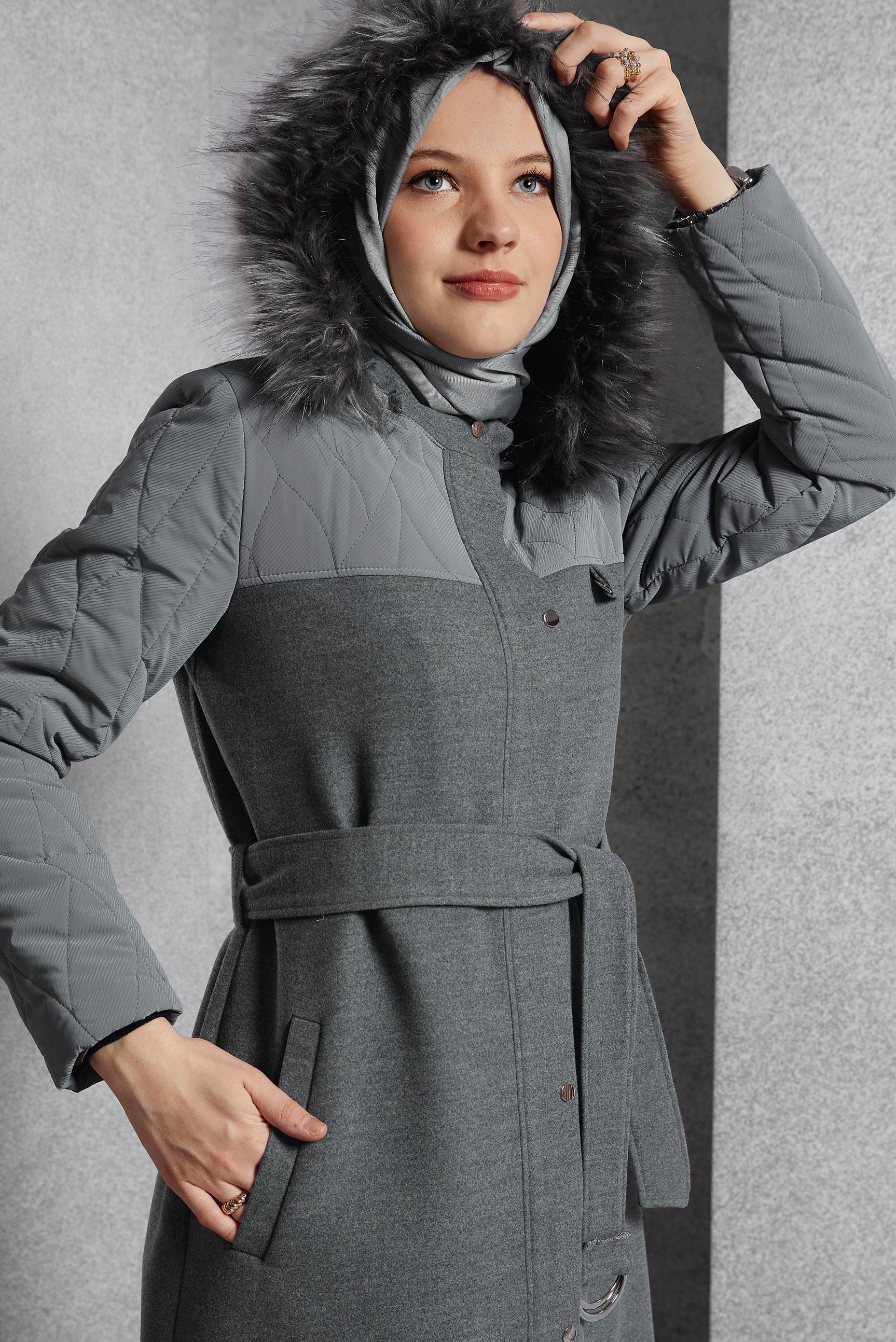 Tesettür giyim GRİ KAPÜŞONU KÜRKLÜ MANTO 90571