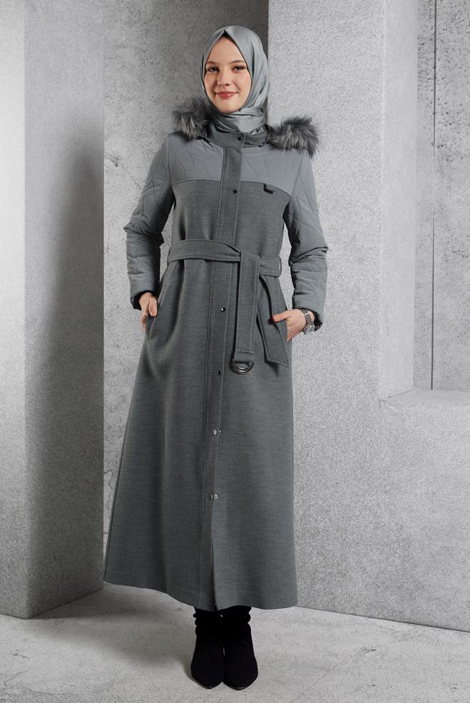 Tesettür giyim GRİ KAPÜŞONU KÜRKLÜ MANTO 90571 - ALVİNA