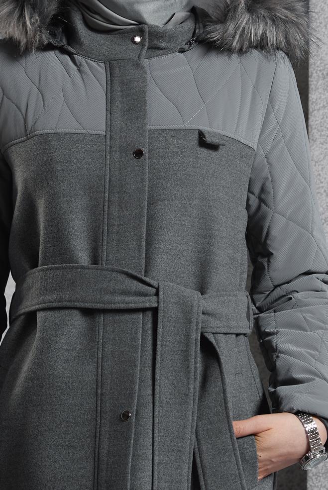 Tesettür giyim GRİ KAPÜŞONU KÜRKLÜ MANTO 90571 - ALVİNA