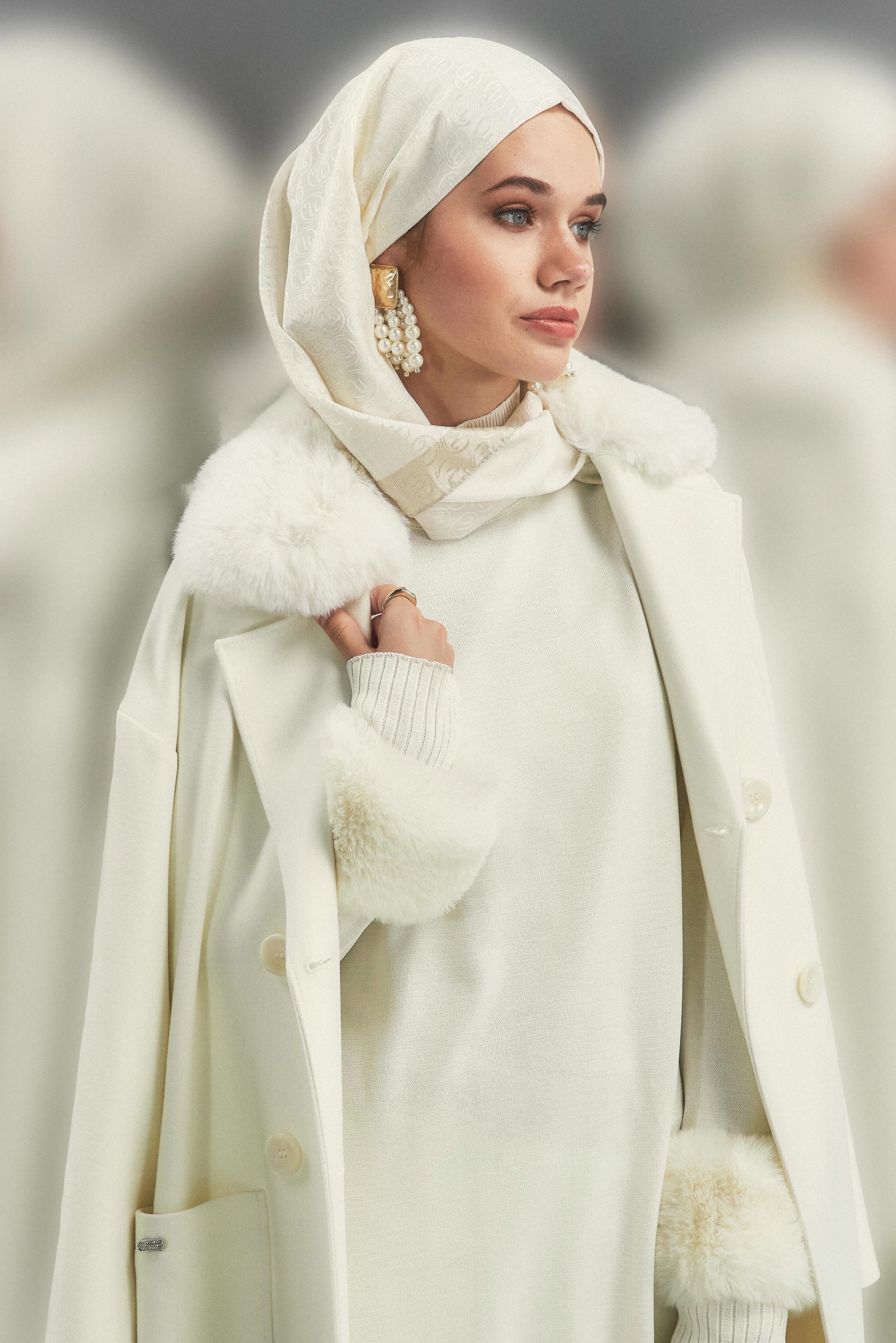 Vêtements hijab BLANC COSTUME PANTALON AVEC DÉTAIL DE FOURRURE 44950