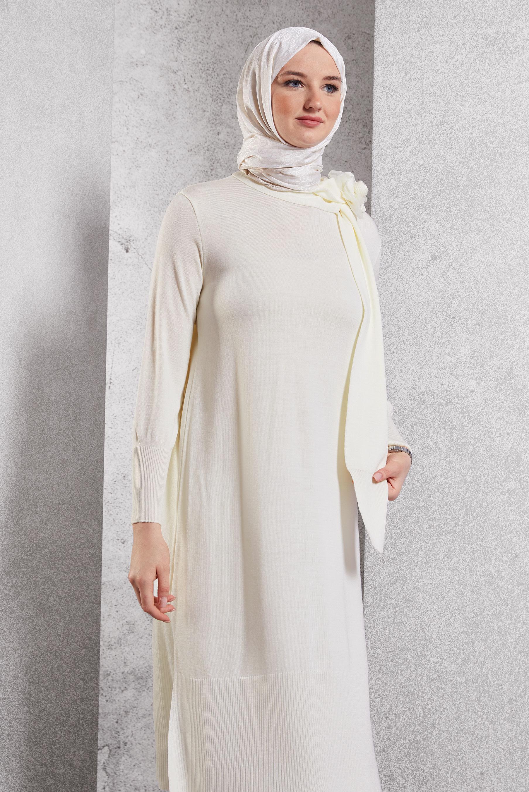 Tesettür giyim BEYAZ BROŞ DETAYLI TRİKO TUNİK 44913