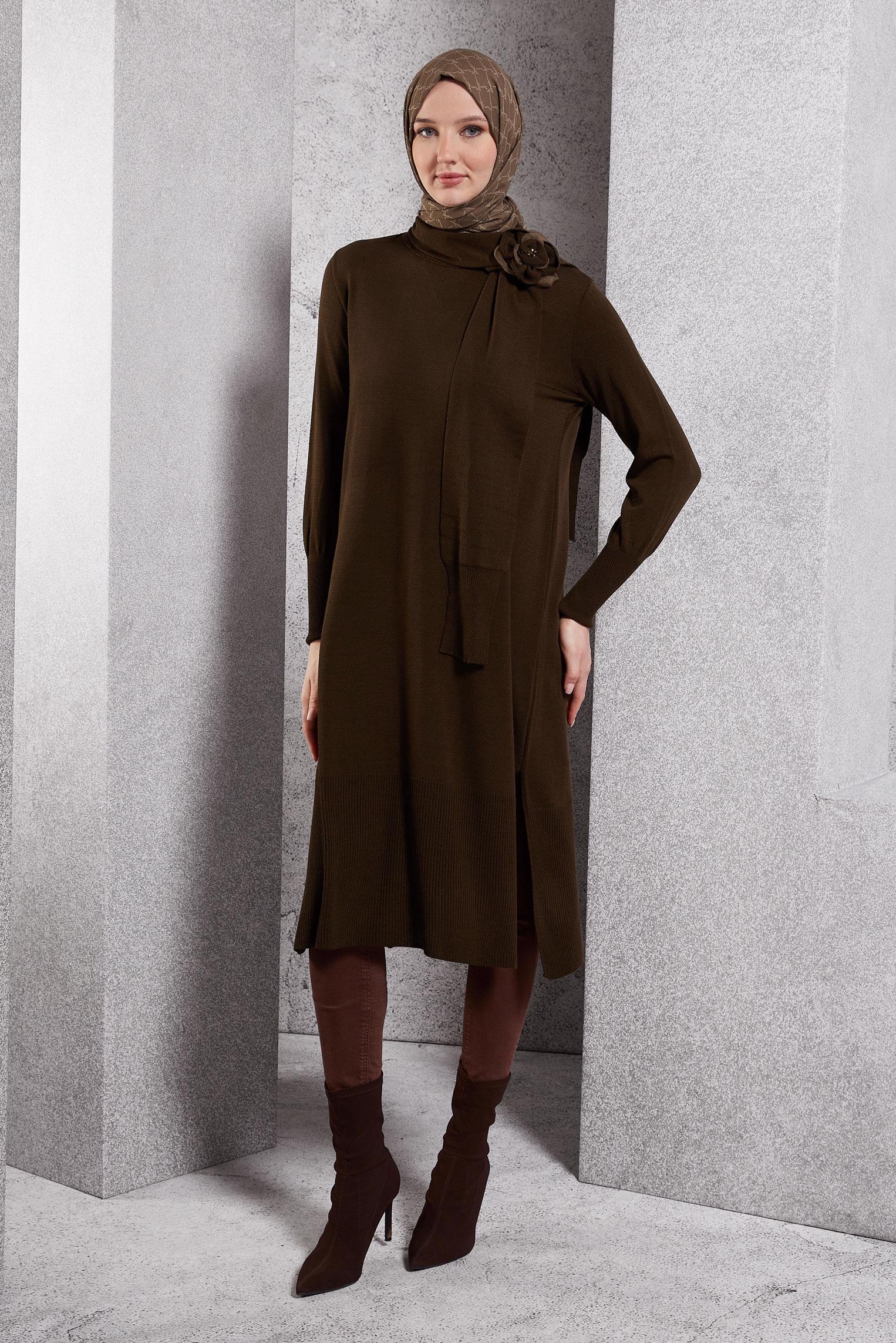 Tesettür giyim KAHVE BROŞ DETAYLI TRİKO TUNİK 44913