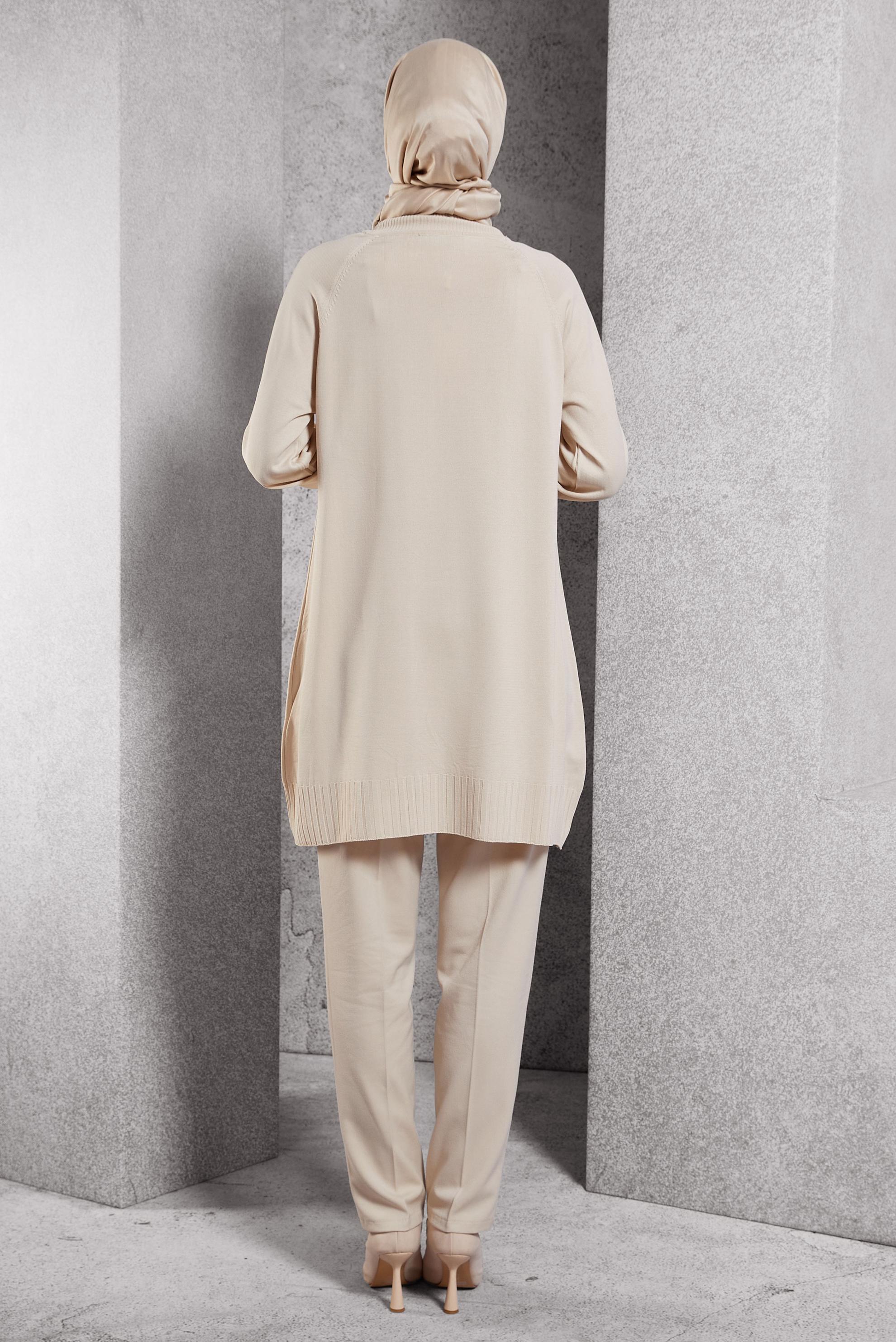 Vêtements hijab BEIGE TUNIQUE EN TRICOT AVEC BROCHE 44987