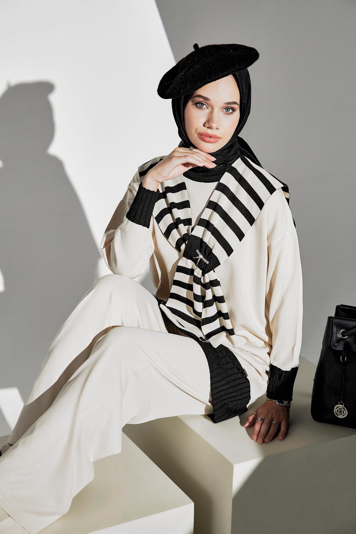 Tesettür giyim BEJ BROŞ DETAYLI TRİKO TUNİK 44990