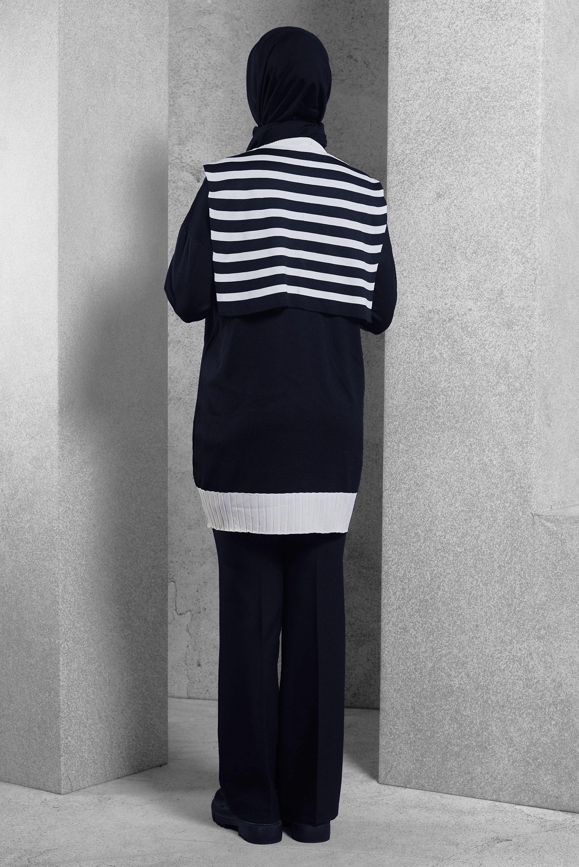 Hijab clothing NAVY BLUE KNITWEAR TUNIC WITH BROOCH 44990