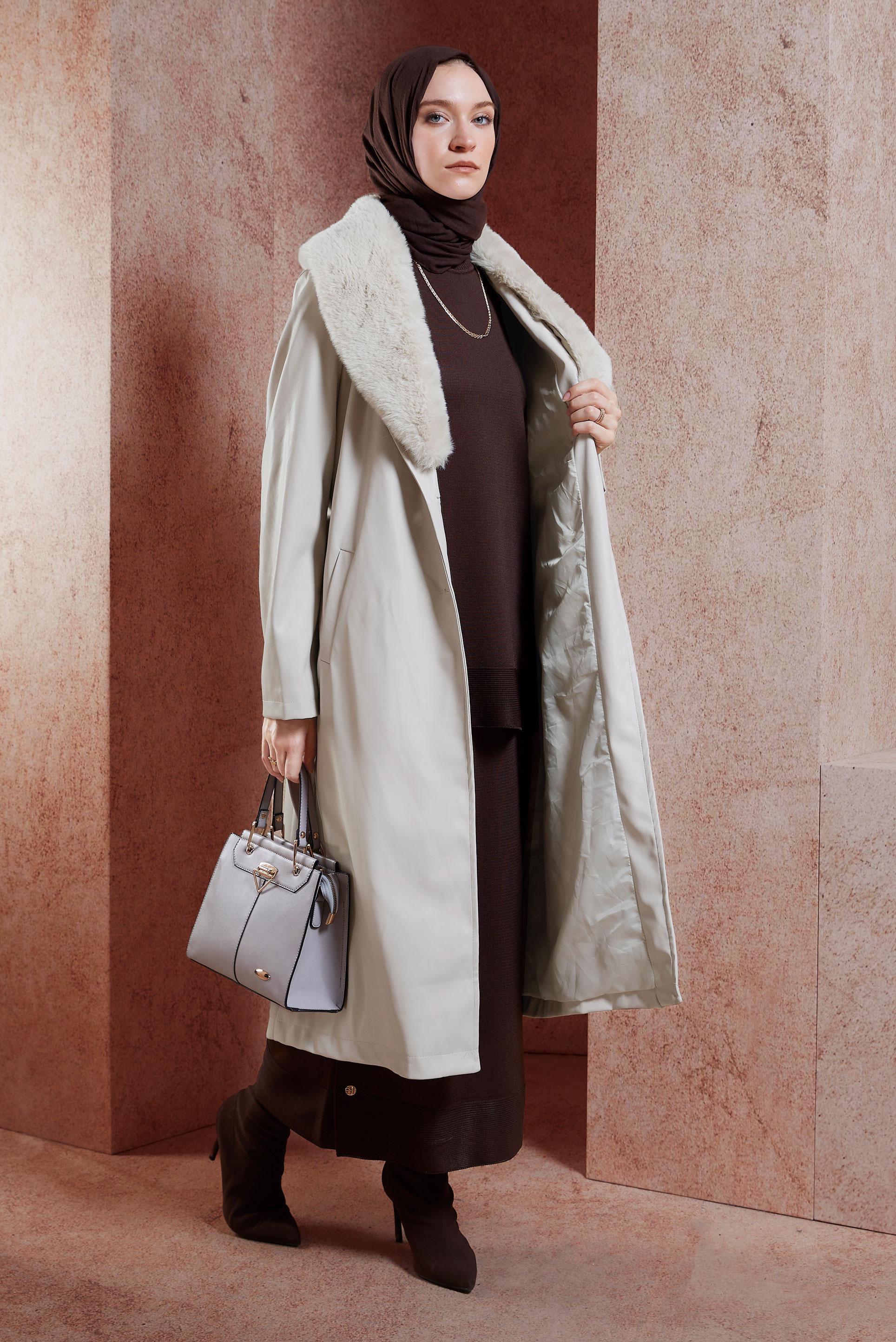 Vêtements hijab BEIGE TRENCH-COAT AVEC DÉTAILS EN FOURRURE 10909