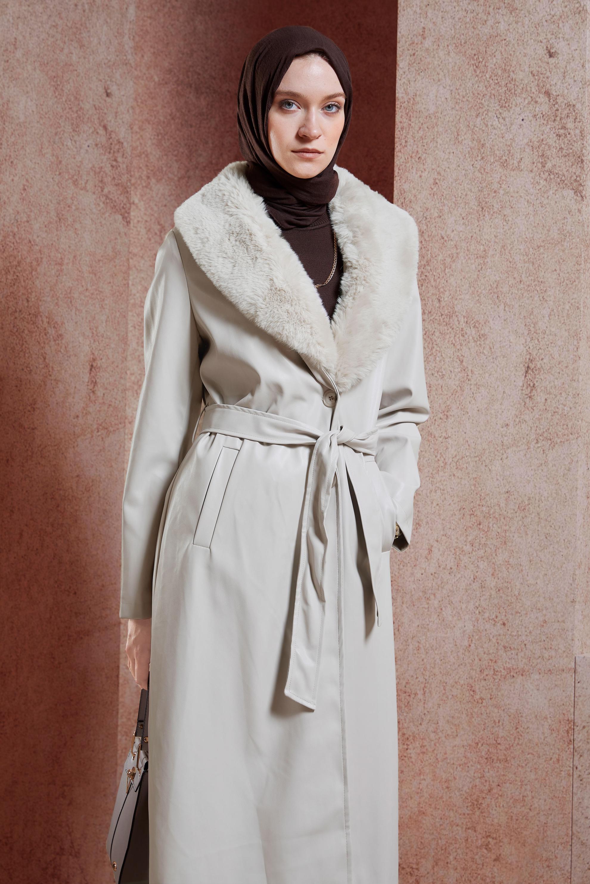 Vêtements hijab BEIGE TRENCH-COAT AVEC DÉTAILS EN FOURRURE 10909