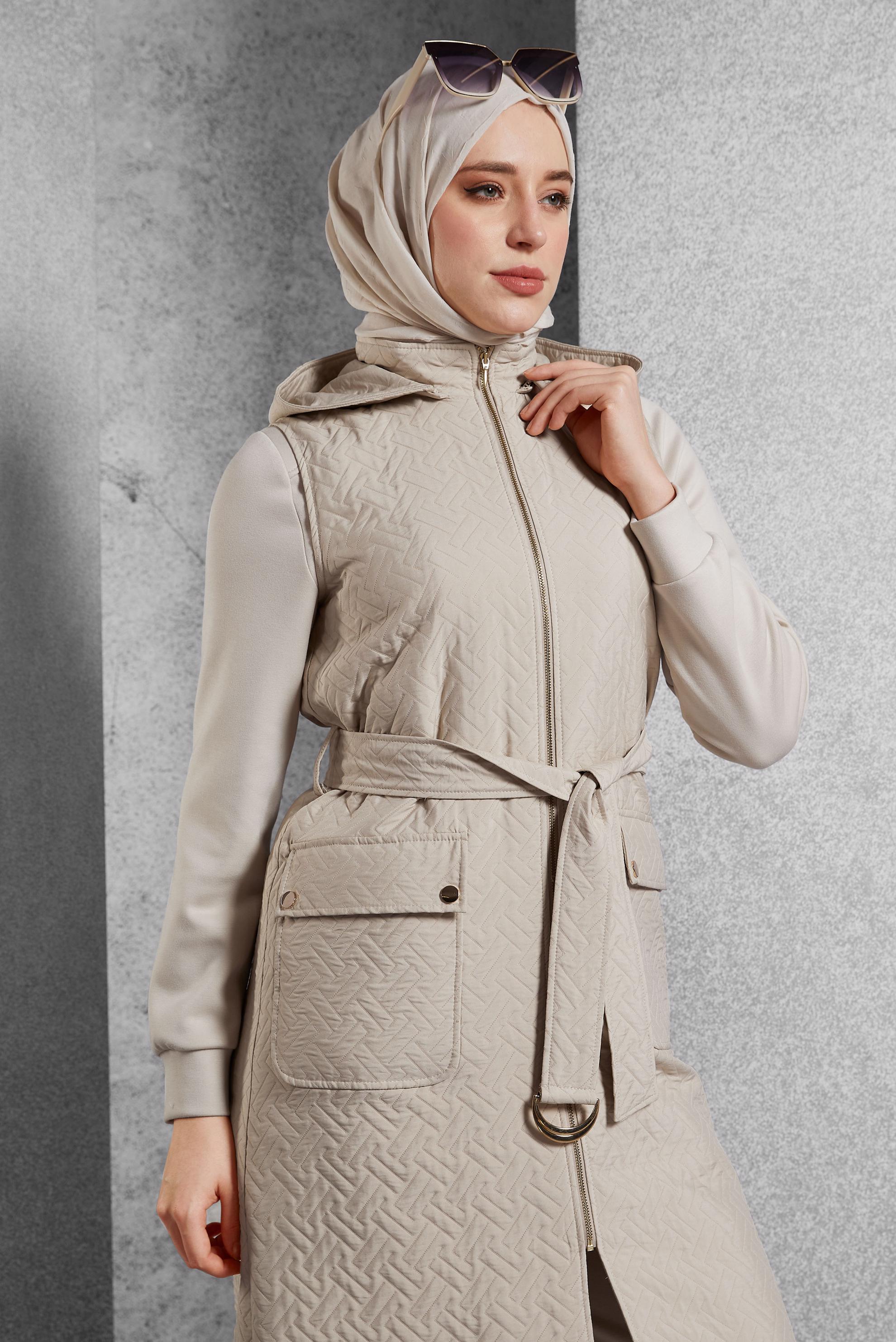 Tesettür giyim BEJ KEMERLİ KAPİTONE YELEK 45242 