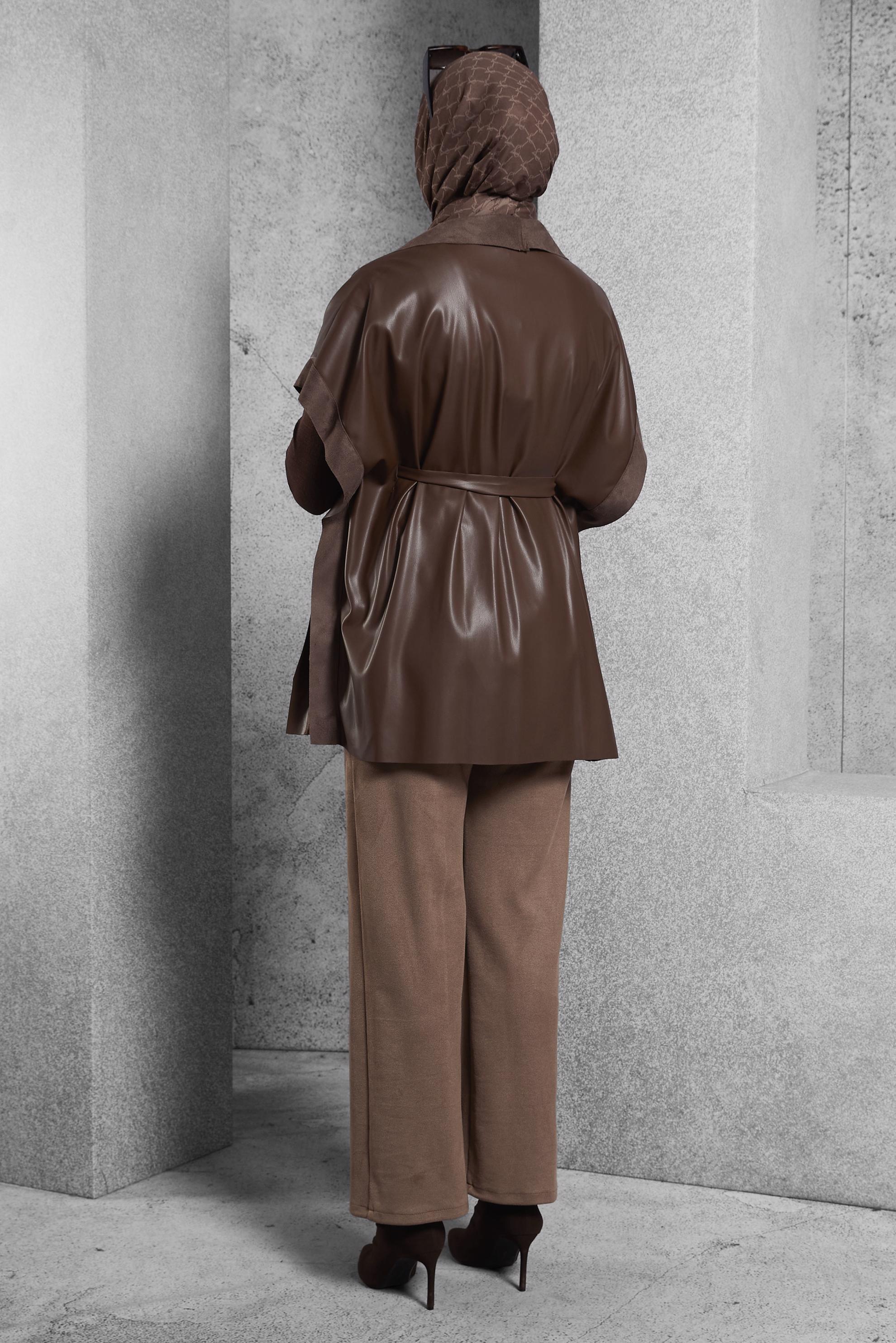 Vêtements hijab BRUN GILET EN SIMILI CUIR AVEC CEINTURE 45276