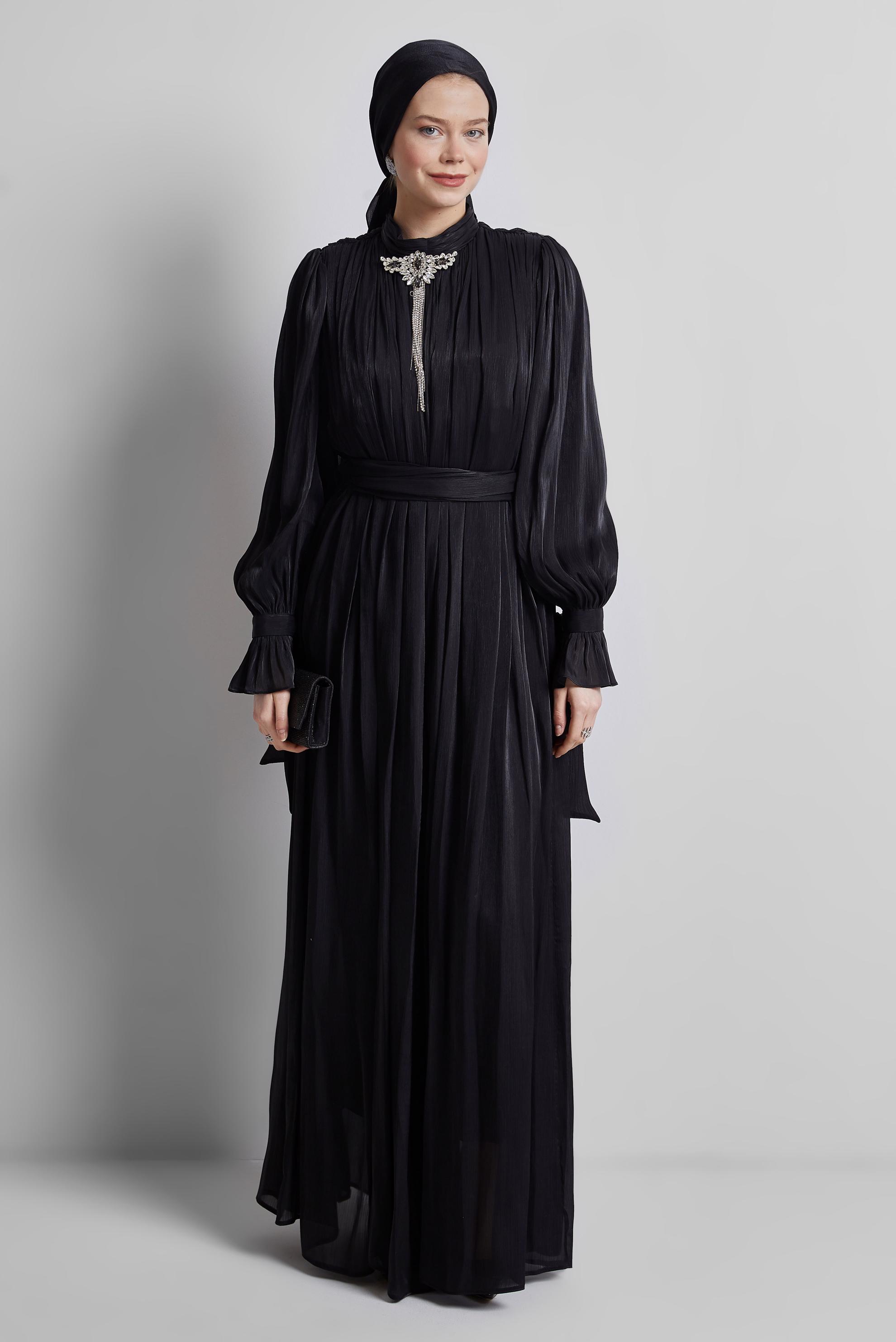 Tesettür giyim SİYAH KUŞAKLI BROŞLU ABİYE ELBİSE 50517