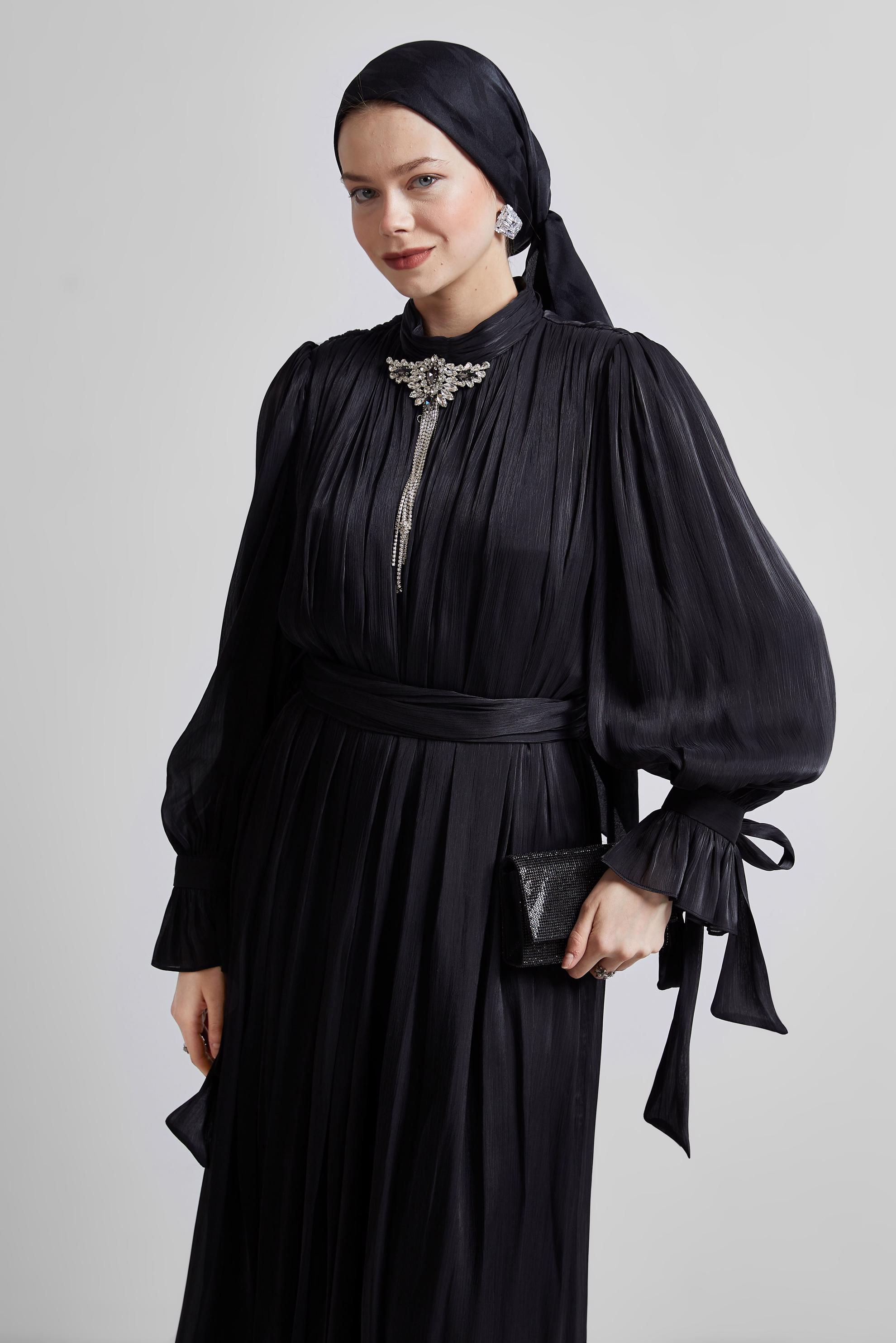 Tesettür giyim SİYAH KUŞAKLI BROŞLU ABİYE ELBİSE 50517