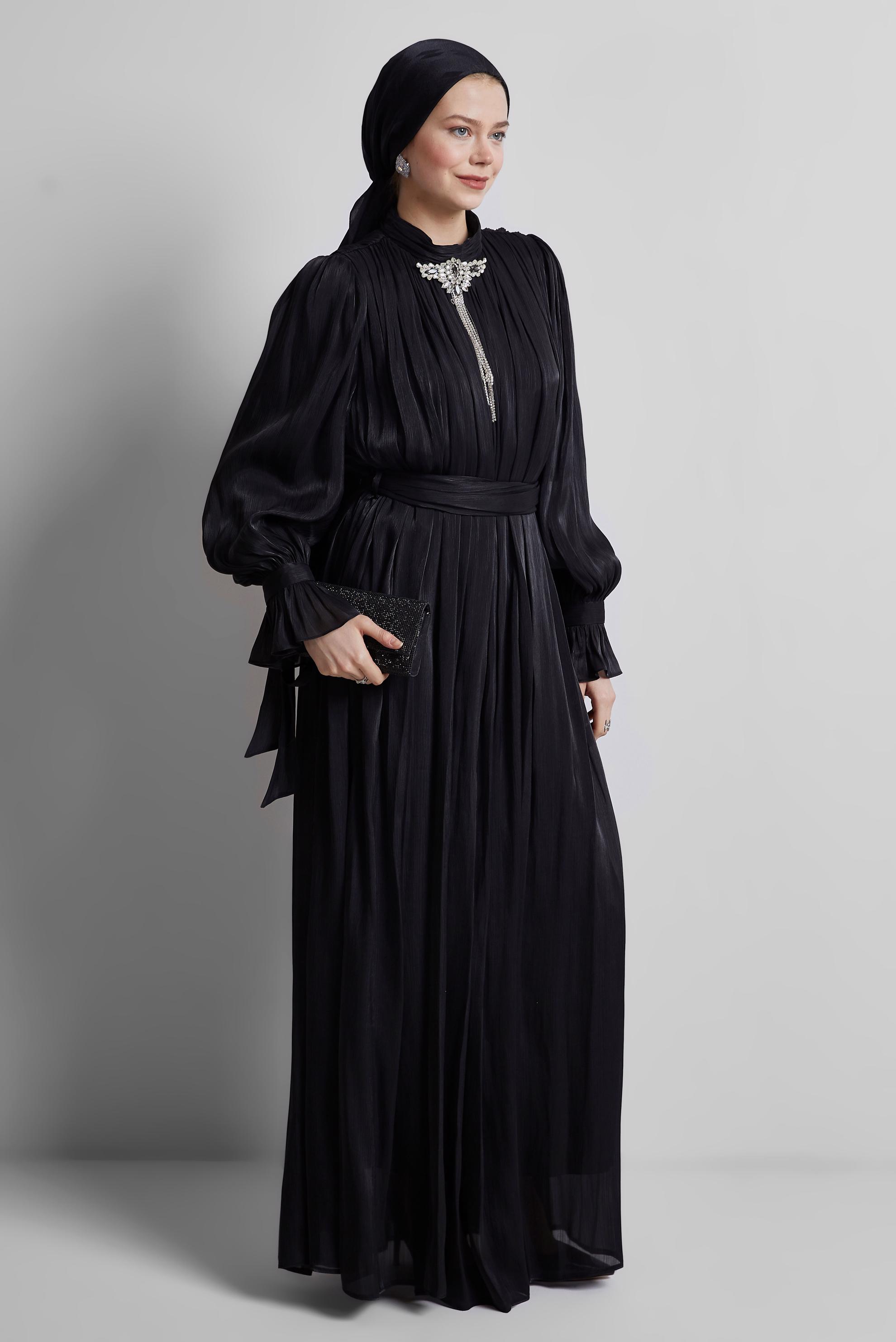 Tesettür giyim SİYAH KUŞAKLI BROŞLU ABİYE ELBİSE 50517