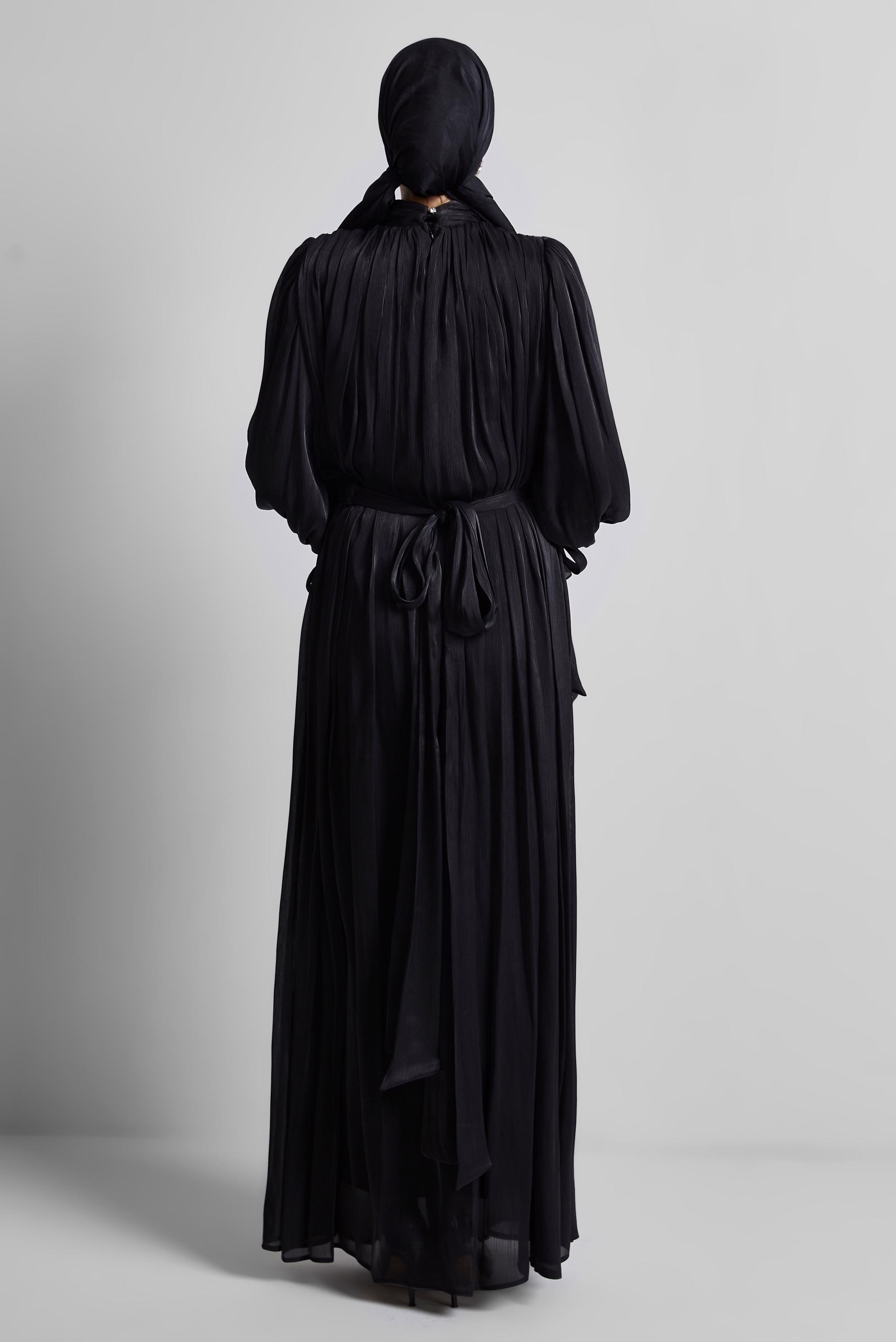 Tesettür giyim SİYAH KUŞAKLI BROŞLU ABİYE ELBİSE 50517